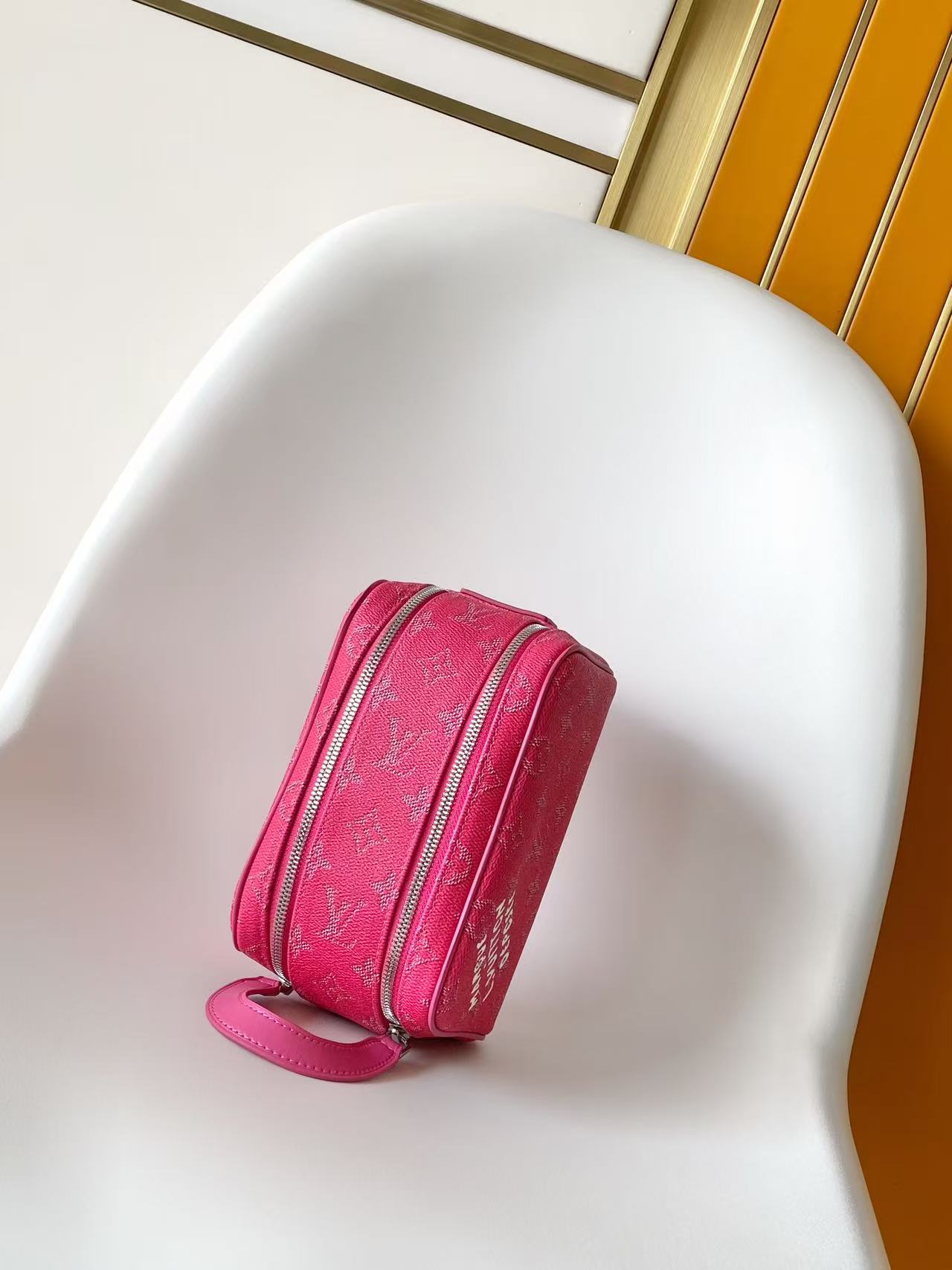 Gucci M26873 橙色 M26872蓝色 M26871绿色 M26870玫红 M27158黄色 动态163本款 Dopp Kit 迷你盥洗袋选用色彩鲜明的 Monogram Heritage 涂层帆布
