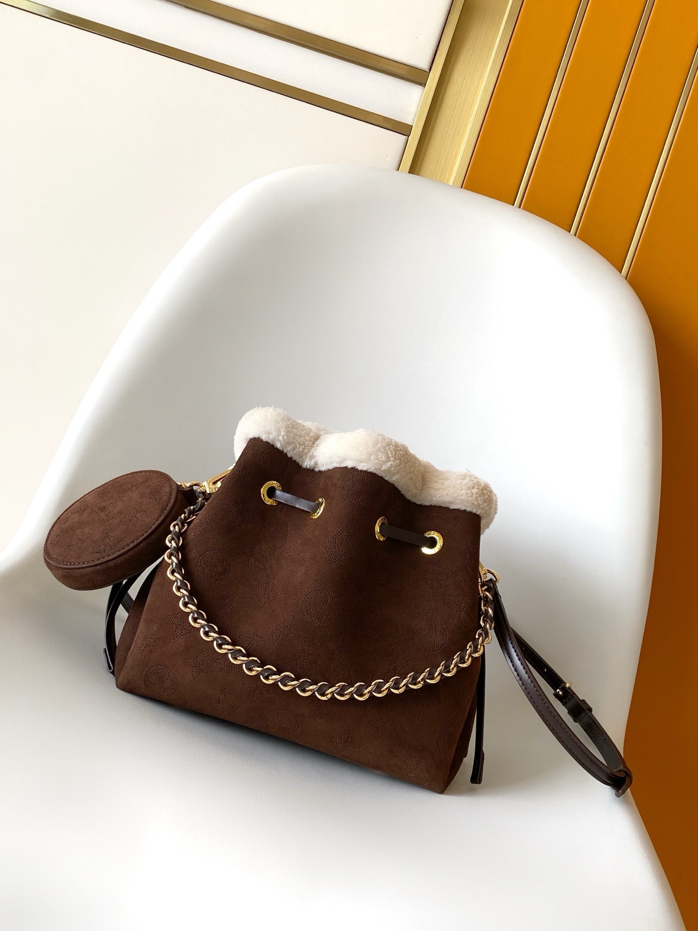 NO:639442,Authentic grade M11839 M26684 top original order Dynamic code change This Bella handbag is from the LV Ski series. It is made of gorgeous engraved suede leather with shearling trim, which highlights the seasonal style with a comfortable and warm texture. The Monogram perforation pattern continues the iconic element, the chain decoration is the finishing touch, and the round coin pocket allows for secure storage. 19.0 x 22.0 x 14.0 cm (length x height x width)  Suede cow leather Metal parts Round coin bag Metal bottom stud Can store smartphones, keys, Zippy wallet and headphones Shoulder strap is detachable and adjustable Half-length strap is 50.0 cm Half-length strap is adjustable to 56.0 cm Single handle, detachable, genuine grade LV, Louis Vuitton, Cowhide19860909正品级 M11839 M26684顶级原单 动态变码 本款 Bella 手袋出自 LV Ski 系列,为华美镂花绒面皮革融入羊毛皮饰边,以舒暖质感彰显当季格调.Monogram 穿孔图案延续标志性元素,链条装饰点睛细节,圆形零钱袋实现稳妥收纳.19.0 x 22.0 x 14.0 厘米 (长 x 高 x 宽) 绒面牛皮革 金属件 圆形零钱袋 金属底钉 可收纳智能手机、钥匙、Zippy 钱夹和耳机 肩带可拆卸,可调节 包带半长50.0 厘米 包带半长可调至56.0 厘米 手柄单手柄,可拆卸,正品级LV,louis vuitton,cowhide,Bag