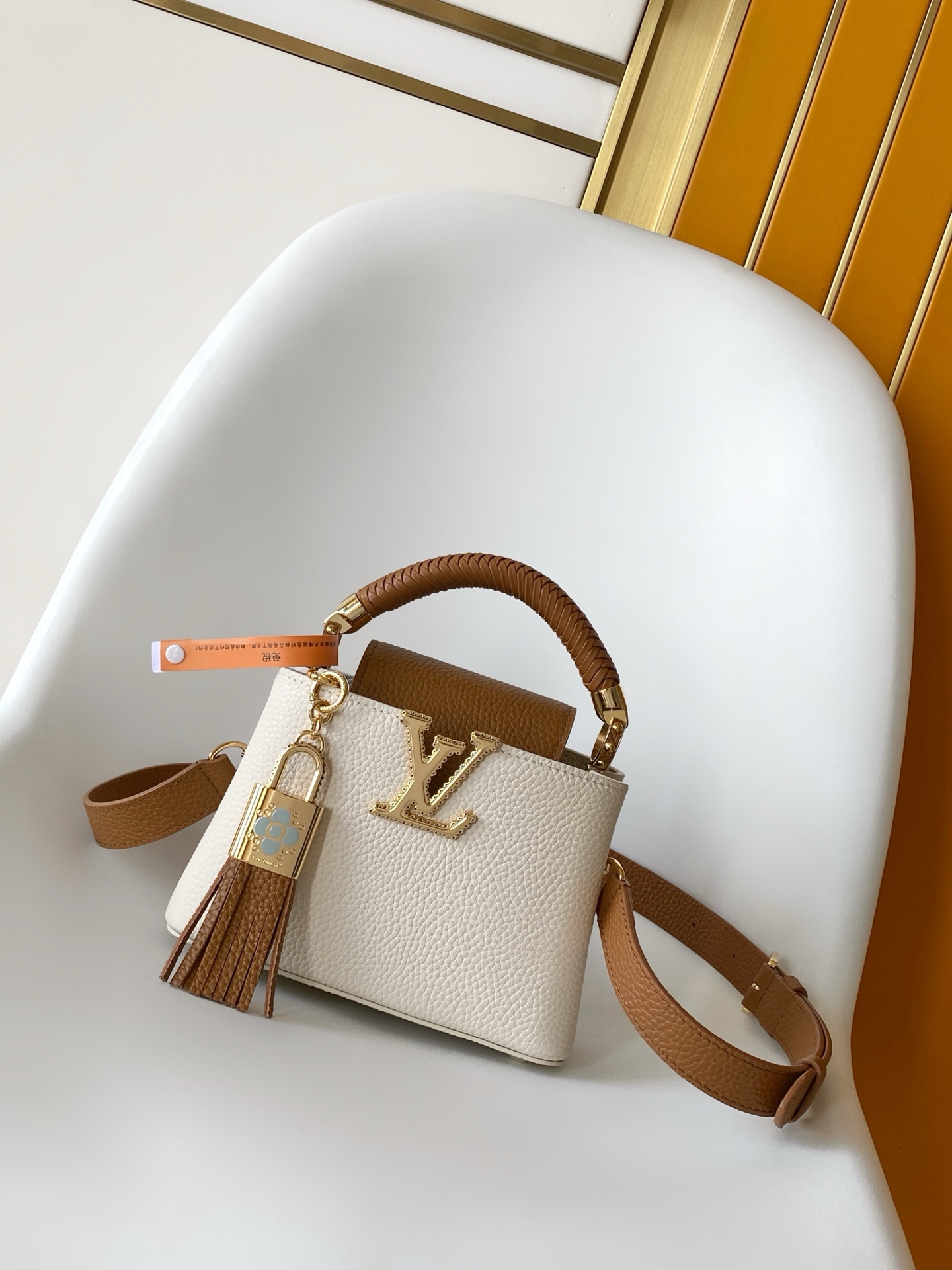 NO:639439,Authentic Grade M15157 Green M25466 Beige Premium Original Dynamic 163 The Capucines series is named after the Paris street where Louis Vuitton opened its first store in 1854. This Capucines mini handbag has woven leather handles, tassel decoration and padlock, highlighting the iconic elements of the Crafty series. The LV letters are embossed, subtly proving the brand's exquisite craftsmanship. 21 x 13.6 x 8 (cm) ((Length)  x H x W) 27 x 17.3 x 9 (cm) ((L x H x W) Taurillon cow leather Cow leather trim Cow leather lining Metal hardware Removable fringe with padlock Flap can be placed inside or outside Internal compartment with patch pocket Metal base studs Holds smartphone, Capucines short wallet and keys Shoulder strap removable and adjustable Half-length strap 46.5 cm  The half-length of the bag strap can be adjusted to 54.0 cm. The handle is single handle, genuine LV, louis vuitton, louis vuitton, cowhide19860909正品级 M15157绿色 M25466米色 特级原厂 动态163 Capucines 系列以 1854 年路易威登开设首家门店的巴黎街道命名.此款 Capucines 迷你手袋拥有编织皮革手柄、流苏装饰和挂锁,彰显 Crafty 系列的标志性元素.LV 字母呈现拷花效果,巧妙印证品牌精湛匠艺. 21 x 13.6 x 8 (厘米) ((长 x 高 x 宽) 27 x 17.3 x 9 (厘米) ((长 x 高 x 宽) Taurillon 牛皮革 牛皮革饰边 牛皮革内衬 金属件 可拆卸流苏装饰,配有挂锁 翻盖可置于内侧或外侧 内隔层配有贴袋 金属底钉 可收纳智能手机、Capucines 短款钱夹和钥匙 肩带可拆卸,可调节 包带半长46.5 厘米 包带半长可调至54.0 厘米 手柄单手柄,正品级LV,louis vuitton,louis vuitton,cowhide,Bag
