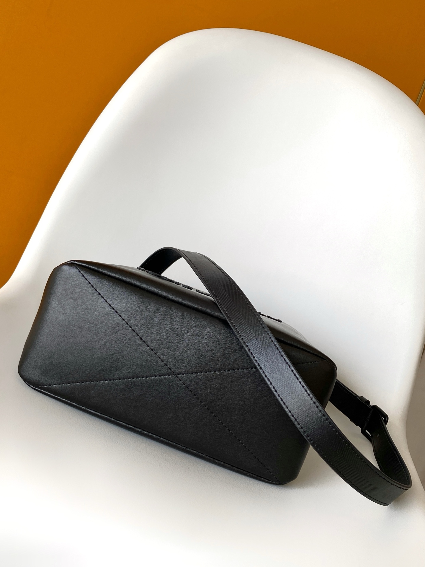 Louis Vuitton 本款 Shopper 中号手袋自路易威登购物袋汲取灵感