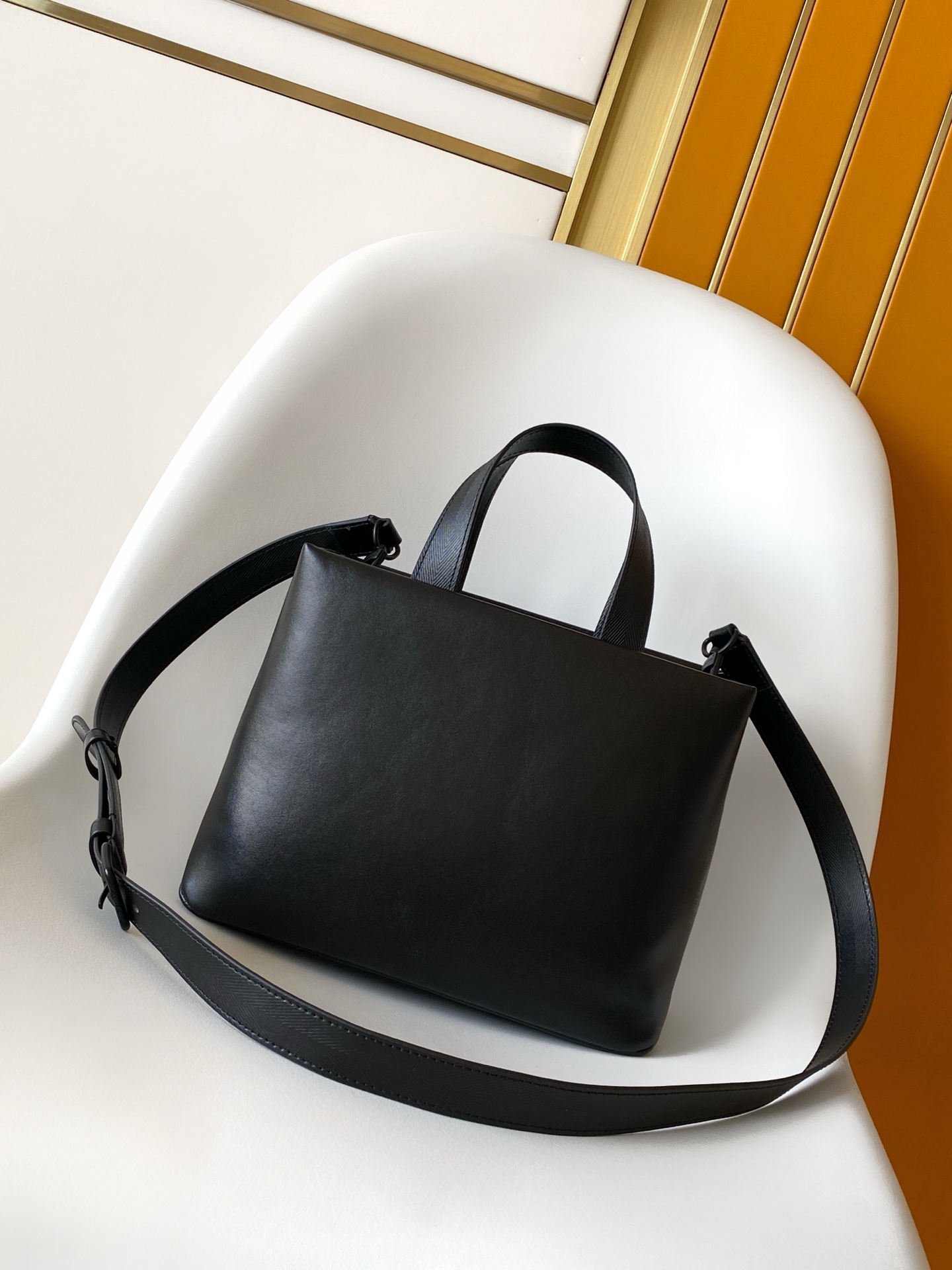 Louis Vuitton 本款 Shopper 中号手袋自路易威登购物袋汲取灵感