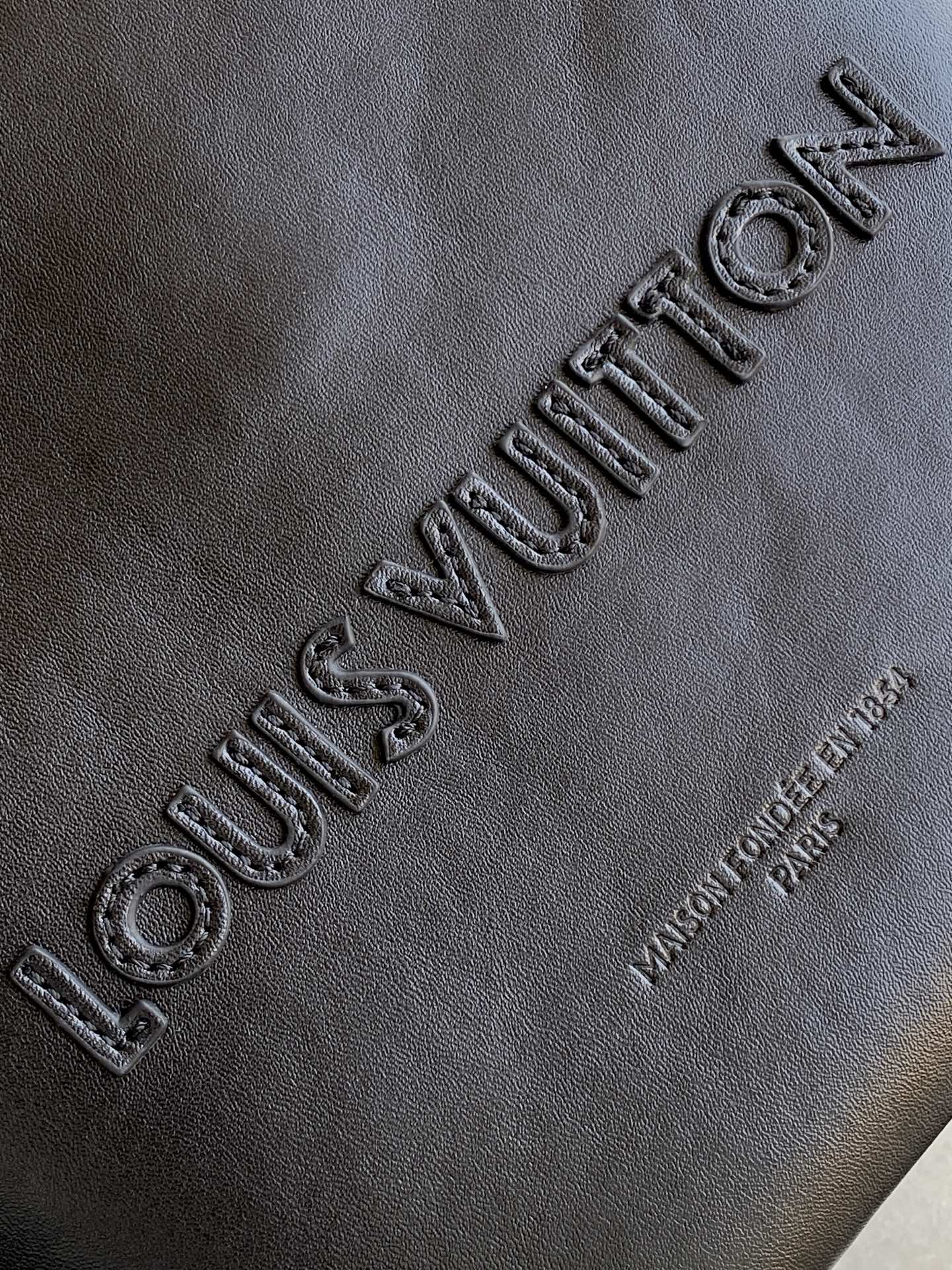 Louis Vuitton 本款 Shopper 中号手袋自路易威登购物袋汲取灵感