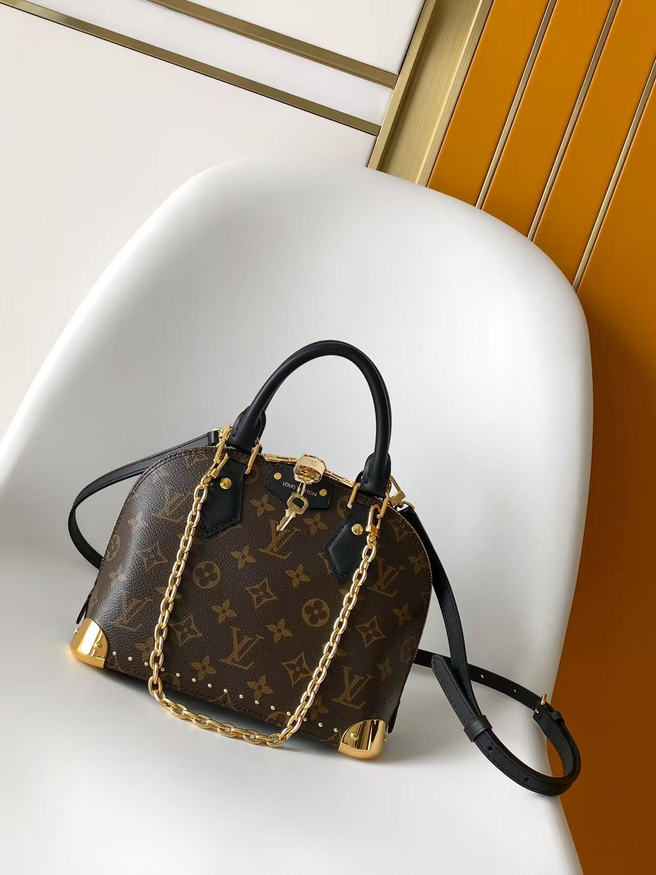 p770💰顶级原单 M26084 AlmaBB手袋经焕新演绎，成为Trunk系列的新成员，以经典标识致敬品牌悠久的旅行文化。手袋甄选Monogram帆布，搭配深邃皮革饰边，并以耀目金属包角和饰钉点缀。此版本配有可拆卸链条，可与可调节肩带搭配或单独使用。尺寸：22 × 19 × 11 cm