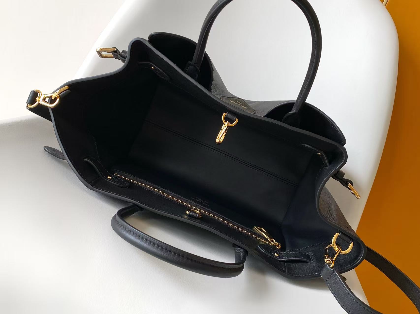 P700💰顶级原单，变码芯片
M27040绿色 M26502黑色
這款Vend&ocirc;me PM糅合雋永與現代美學，是輕鬆展現時尚格調的日常手提袋。手袋以配以緞布效果飾面的柔軟小牛皮製成，並綴有低調鐫刻品牌標誌性Monogram圖案的金色掛鎖。寬敞袋身設有可調節鬆緊側皮帶，方便擴展容量，備有寬闊拉鏈口袋，並配有鉤扣設計。

28.5 x 22 x 14.5 厘米 
(長度 x 高度 x 闊度)
Taupe色
牛皮襯裡
兩個搭扣可調節側邊
1個內置鉤扣可作另一扣合設計
1個裝飾掛鎖
1個外置口袋配有磁扣設計
4枚金屬袋底護釘
可放置智能手機、耳機、Capucines 銀包、A4 文件及鎖匙
肩帶：可拆式，可調節
肩帶垂直高度：45.0 厘米