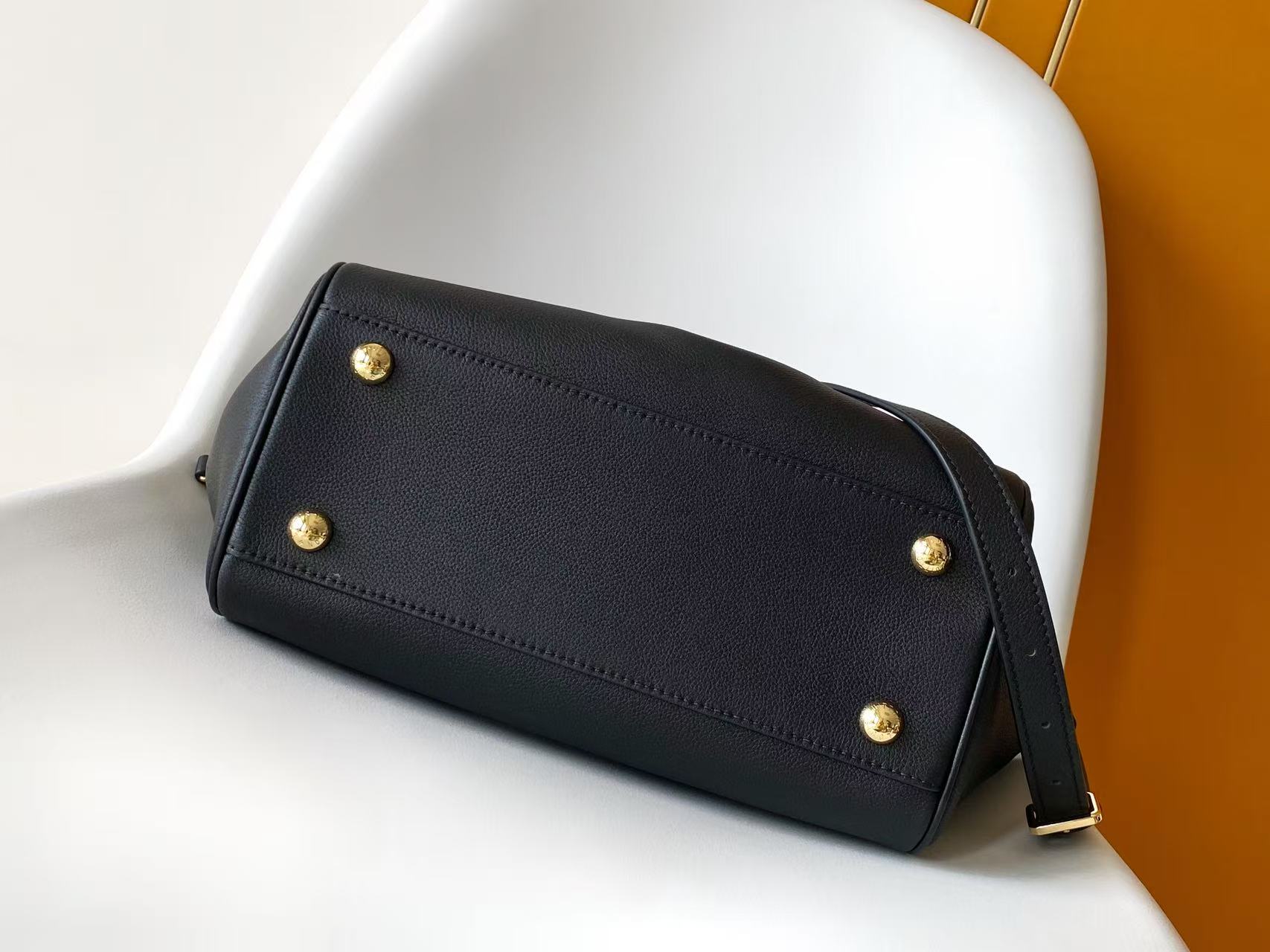 P700💰顶级原单，变码芯片
M27040绿色 M26502黑色
這款Vend&ocirc;me PM糅合雋永與現代美學，是輕鬆展現時尚格調的日常手提袋。手袋以配以緞布效果飾面的柔軟小牛皮製成，並綴有低調鐫刻品牌標誌性Monogram圖案的金色掛鎖。寬敞袋身設有可調節鬆緊側皮帶，方便擴展容量，備有寬闊拉鏈口袋，並配有鉤扣設計。

28.5 x 22 x 14.5 厘米 
(長度 x 高度 x 闊度)
Taupe色
牛皮襯裡
兩個搭扣可調節側邊
1個內置鉤扣可作另一扣合設計
1個裝飾掛鎖
1個外置口袋配有磁扣設計
4枚金屬袋底護釘
可放置智能手機、耳機、Capucines 銀包、A4 文件及鎖匙
肩帶：可拆式，可調節
肩帶垂直高度：45.0 厘米