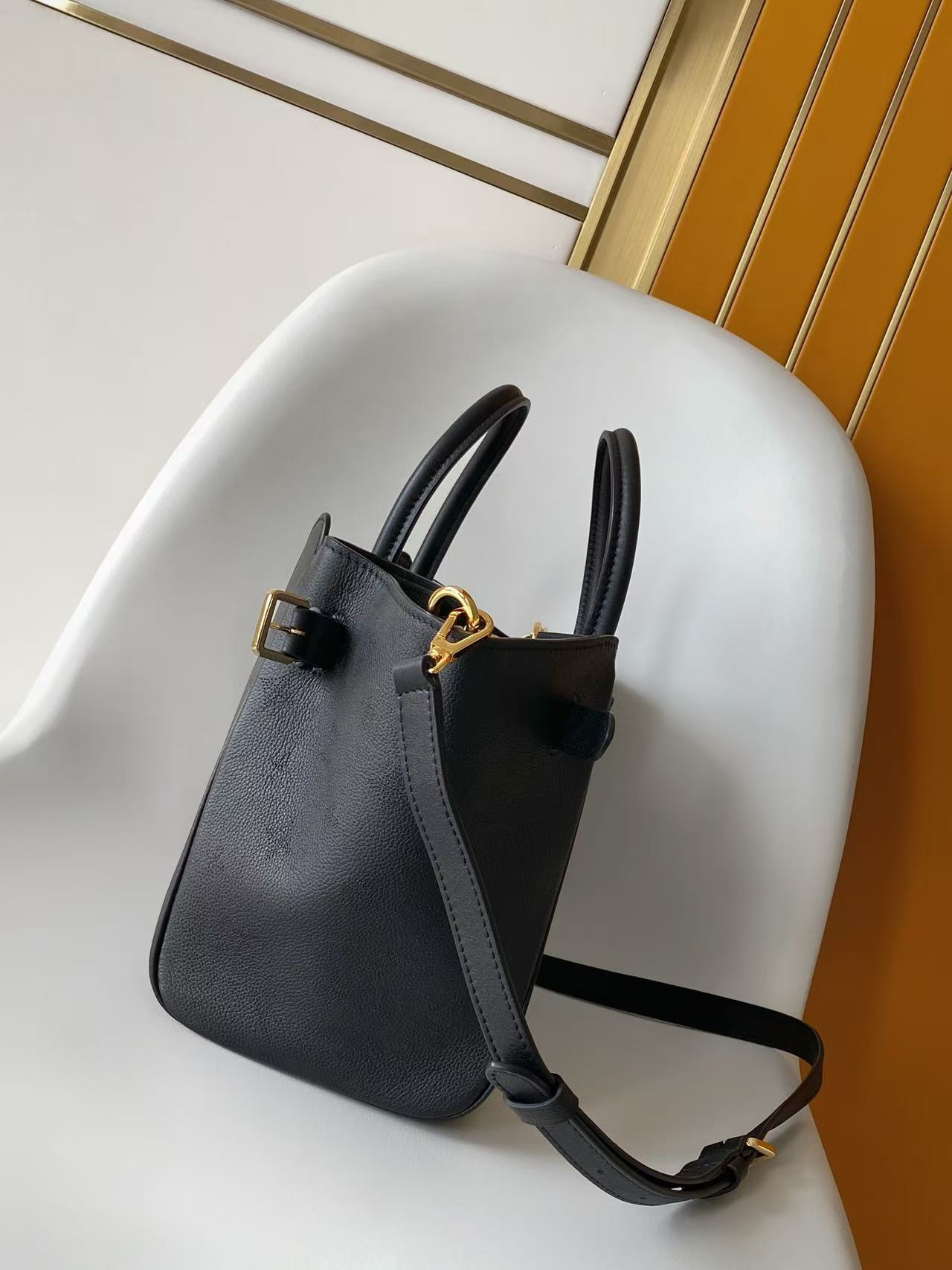 P700💰顶级原单，变码芯片
M27040绿色 M26502黑色
這款Vend&ocirc;me PM糅合雋永與現代美學，是輕鬆展現時尚格調的日常手提袋。手袋以配以緞布效果飾面的柔軟小牛皮製成，並綴有低調鐫刻品牌標誌性Monogram圖案的金色掛鎖。寬敞袋身設有可調節鬆緊側皮帶，方便擴展容量，備有寬闊拉鏈口袋，並配有鉤扣設計。

28.5 x 22 x 14.5 厘米 
(長度 x 高度 x 闊度)
Taupe色
牛皮襯裡
兩個搭扣可調節側邊
1個內置鉤扣可作另一扣合設計
1個裝飾掛鎖
1個外置口袋配有磁扣設計
4枚金屬袋底護釘
可放置智能手機、耳機、Capucines 銀包、A4 文件及鎖匙
肩帶：可拆式，可調節
肩帶垂直高度：45.0 厘米