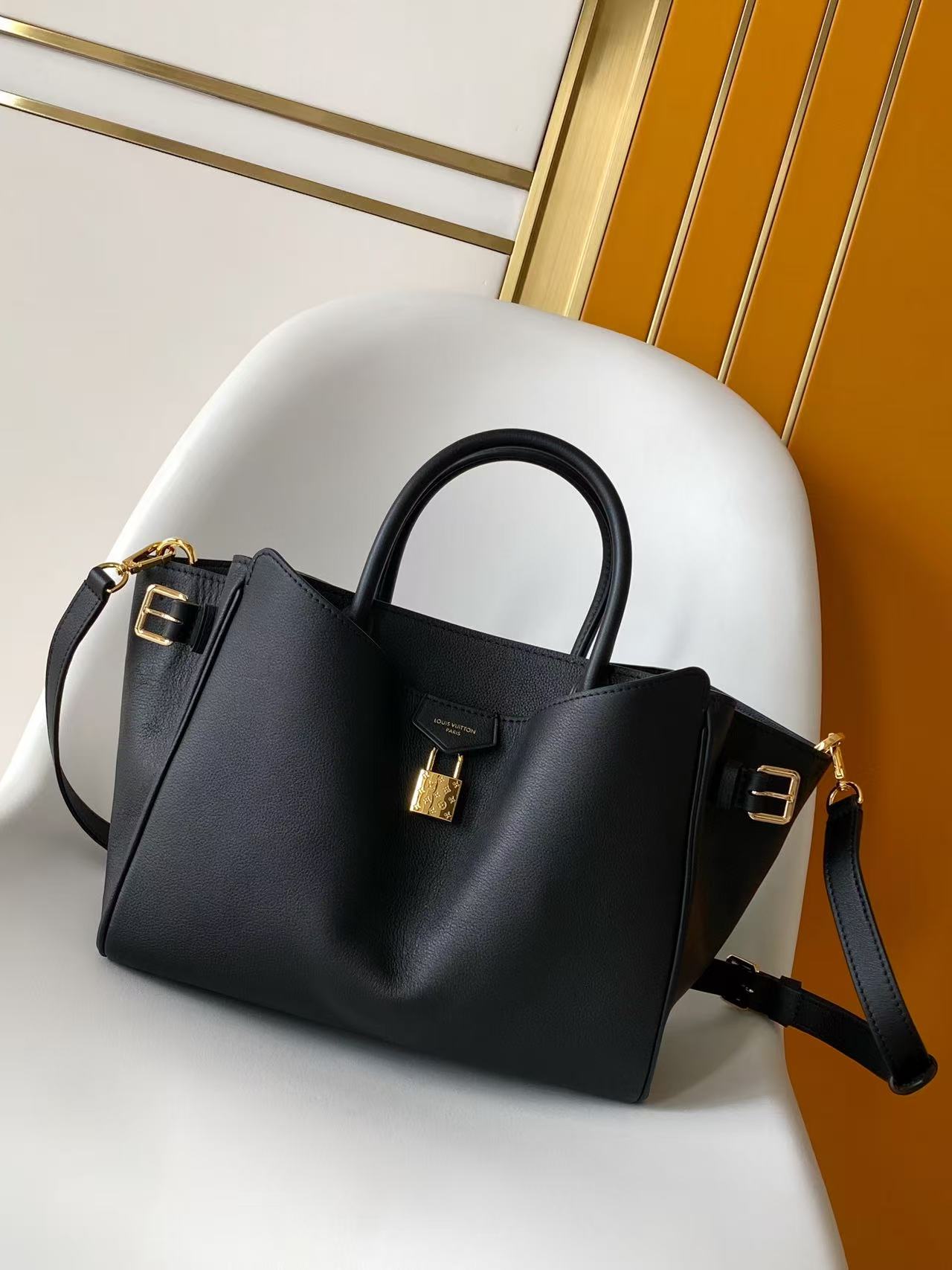 P700💰顶级原单，变码芯片
M27040绿色 M26502黑色
這款Vend&ocirc;me PM糅合雋永與現代美學，是輕鬆展現時尚格調的日常手提袋。手袋以配以緞布效果飾面的柔軟小牛皮製成，並綴有低調鐫刻品牌標誌性Monogram圖案的金色掛鎖。寬敞袋身設有可調節鬆緊側皮帶，方便擴展容量，備有寬闊拉鏈口袋，並配有鉤扣設計。

28.5 x 22 x 14.5 厘米 
(長度 x 高度 x 闊度)
Taupe色
牛皮襯裡
兩個搭扣可調節側邊
1個內置鉤扣可作另一扣合設計
1個裝飾掛鎖
1個外置口袋配有磁扣設計
4枚金屬袋底護釘
可放置智能手機、耳機、Capucines 銀包、A4 文件及鎖匙
肩帶：可拆式，可調節
肩帶垂直高度：45.0 厘米