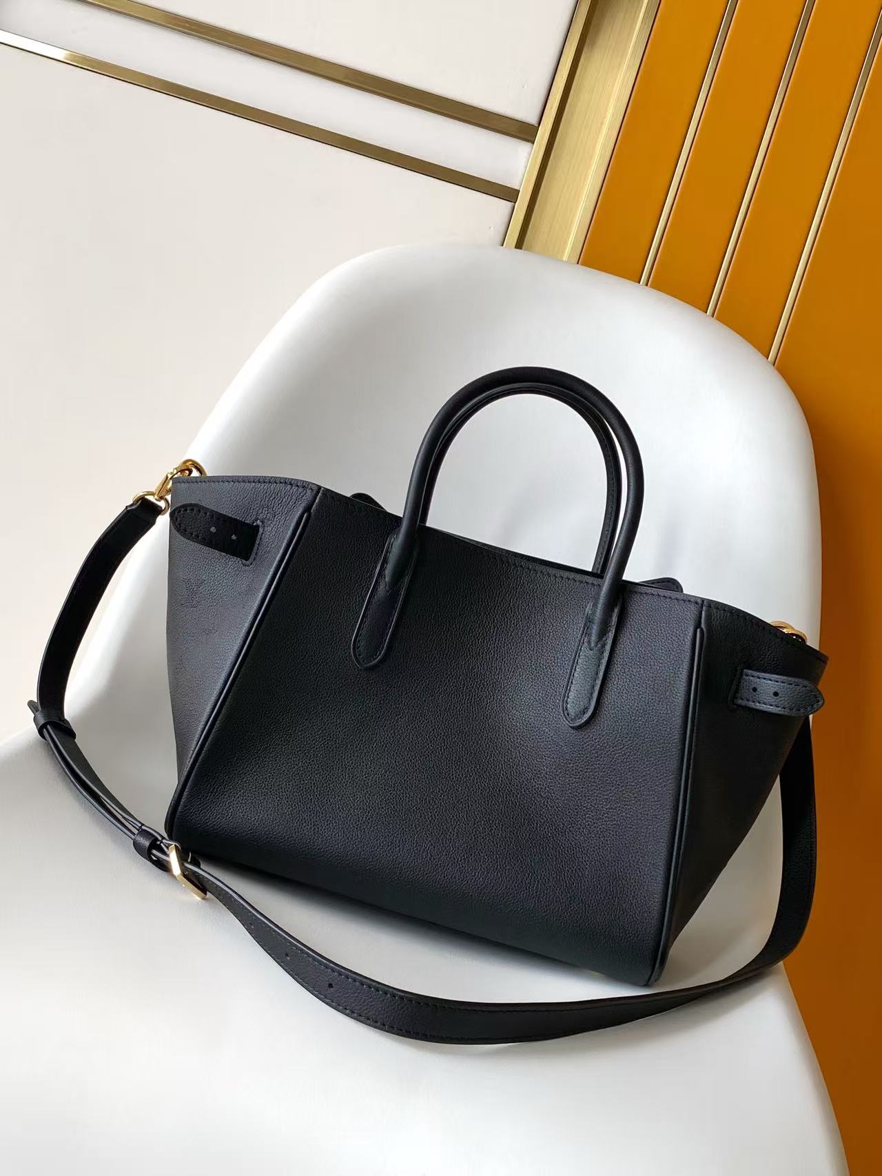 P700💰顶级原单，变码芯片
M27040绿色 M26502黑色
這款Vend&ocirc;me PM糅合雋永與現代美學，是輕鬆展現時尚格調的日常手提袋。手袋以配以緞布效果飾面的柔軟小牛皮製成，並綴有低調鐫刻品牌標誌性Monogram圖案的金色掛鎖。寬敞袋身設有可調節鬆緊側皮帶，方便擴展容量，備有寬闊拉鏈口袋，並配有鉤扣設計。

28.5 x 22 x 14.5 厘米 
(長度 x 高度 x 闊度)
Taupe色
牛皮襯裡
兩個搭扣可調節側邊
1個內置鉤扣可作另一扣合設計
1個裝飾掛鎖
1個外置口袋配有磁扣設計
4枚金屬袋底護釘
可放置智能手機、耳機、Capucines 銀包、A4 文件及鎖匙
肩帶：可拆式，可調節
肩帶垂直高度：45.0 厘米