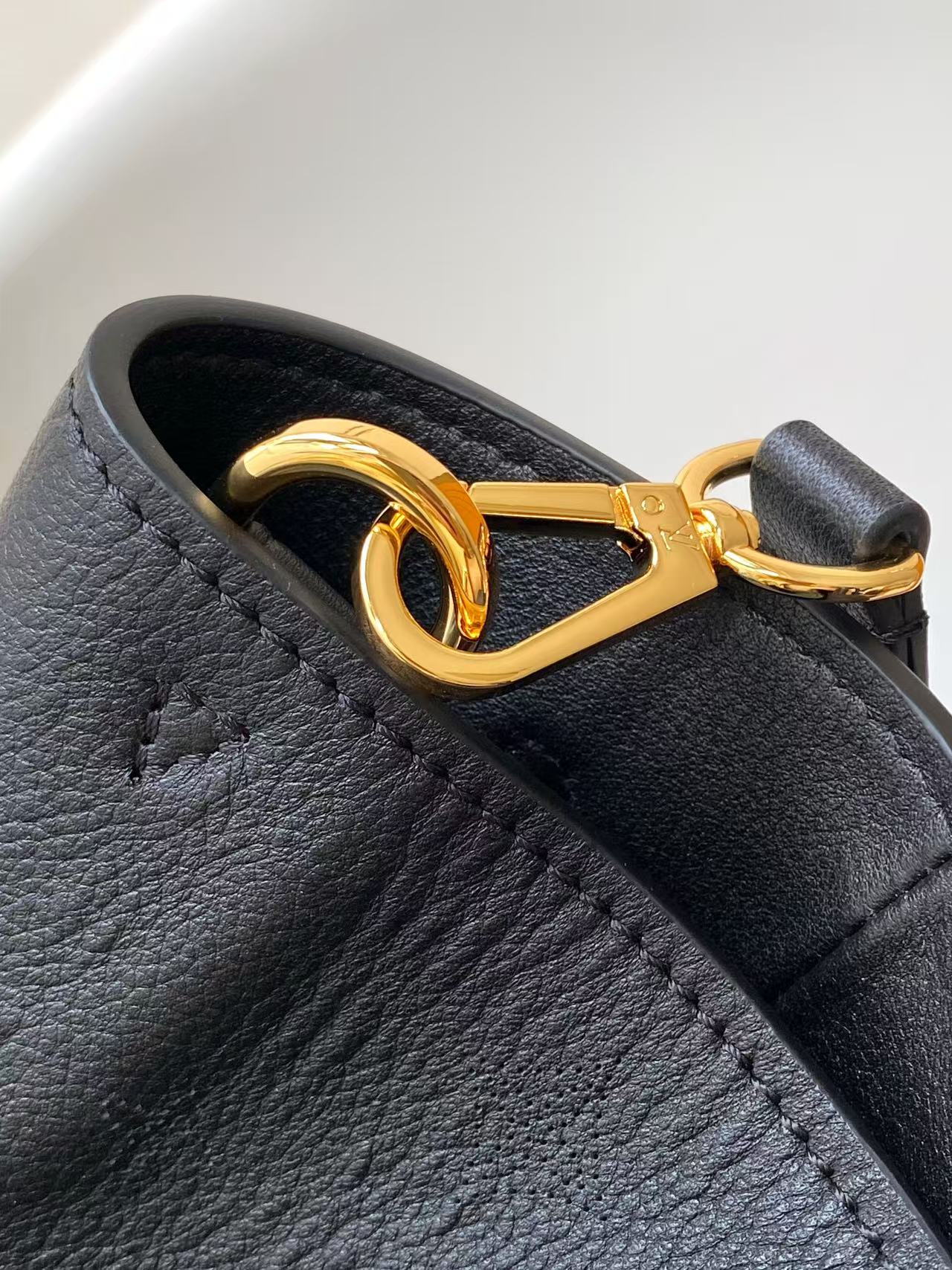 P700💰顶级原单，变码芯片
M27040绿色 M26502黑色
這款Vend&ocirc;me PM糅合雋永與現代美學，是輕鬆展現時尚格調的日常手提袋。手袋以配以緞布效果飾面的柔軟小牛皮製成，並綴有低調鐫刻品牌標誌性Monogram圖案的金色掛鎖。寬敞袋身設有可調節鬆緊側皮帶，方便擴展容量，備有寬闊拉鏈口袋，並配有鉤扣設計。

28.5 x 22 x 14.5 厘米 
(長度 x 高度 x 闊度)
Taupe色
牛皮襯裡
兩個搭扣可調節側邊
1個內置鉤扣可作另一扣合設計
1個裝飾掛鎖
1個外置口袋配有磁扣設計
4枚金屬袋底護釘
可放置智能手機、耳機、Capucines 銀包、A4 文件及鎖匙
肩帶：可拆式，可調節
肩帶垂直高度：45.0 厘米