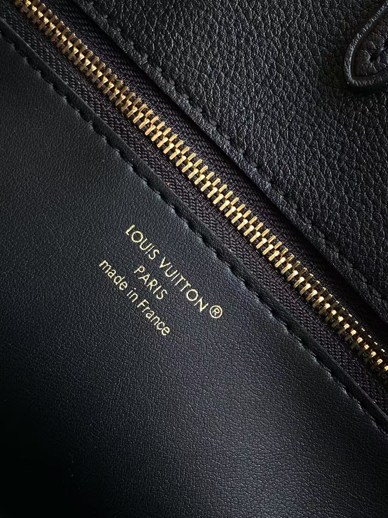 P700💰顶级原单，变码芯片
M27040绿色 M26502黑色
這款Vend&ocirc;me PM糅合雋永與現代美學，是輕鬆展現時尚格調的日常手提袋。手袋以配以緞布效果飾面的柔軟小牛皮製成，並綴有低調鐫刻品牌標誌性Monogram圖案的金色掛鎖。寬敞袋身設有可調節鬆緊側皮帶，方便擴展容量，備有寬闊拉鏈口袋，並配有鉤扣設計。

28.5 x 22 x 14.5 厘米 
(長度 x 高度 x 闊度)
Taupe色
牛皮襯裡
兩個搭扣可調節側邊
1個內置鉤扣可作另一扣合設計
1個裝飾掛鎖
1個外置口袋配有磁扣設計
4枚金屬袋底護釘
可放置智能手機、耳機、Capucines 銀包、A4 文件及鎖匙
肩帶：可拆式，可調節
肩帶垂直高度：45.0 厘米