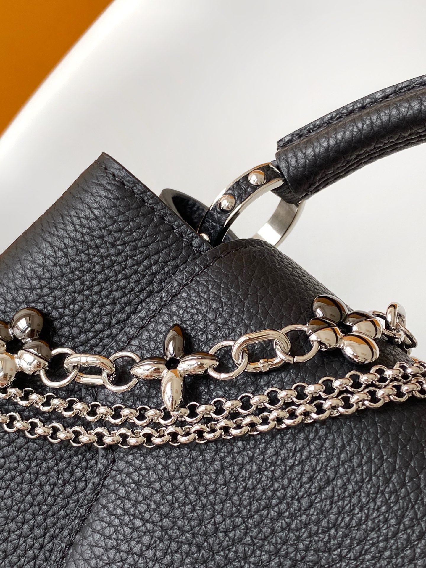 p1180💰M27035蓝色M27034紫红 M27039粉色 M26507西瓜红 M26351黑色白丽 M26814黑色 M26345米白横版Capucines Mini是一款适用于日间与夜晚场合的精致配饰。它采用由品牌珠宝启发的无限链设计，材质选用本季标志性深紫色色调的塔维尔隆皮革制成。双重镀锌五金细节，包括以放射状排列，反射光线的太阳纹工艺呈现的标志性LV首字母，增添了几分奢华感。可拆卸的肩带设计，让你既能将其作为肩包佩戴，斜挎于一侧肩头，亦可手提于顶部手柄处。
21x13.6x8厘米(长x高x宽)
27 x 17.3 x 9 (厘米) ((长 x 高 x 宽)
22 x 12 x 8 (厘米) ((长 x 高 x 宽)
横版白色
。托里昂皮革.Toryong皮革饰边。牛皮内衬
。金色与银色五金件
两种佩戴方式：可将翻盖收起或拉出。带一个平口袋的分隔内衬。底部四金属底座，用于保护
。存储：智能手机，Capucines紧凑钱包，钥匙。肩带：可拆卸，长度可调节
。肩背时最小肩带长度：46.5厘米
。肩背时最大肩带长度：54.0厘米手柄：简约