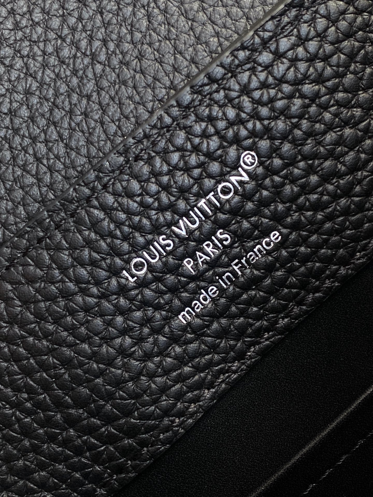 p1180💰M27035蓝色M27034紫红 M27039粉色 M26507西瓜红 M26351黑色白丽 M26814黑色 M26345米白横版Capucines Mini是一款适用于日间与夜晚场合的精致配饰。它采用由品牌珠宝启发的无限链设计，材质选用本季标志性深紫色色调的塔维尔隆皮革制成。双重镀锌五金细节，包括以放射状排列，反射光线的太阳纹工艺呈现的标志性LV首字母，增添了几分奢华感。可拆卸的肩带设计，让你既能将其作为肩包佩戴，斜挎于一侧肩头，亦可手提于顶部手柄处。
21x13.6x8厘米(长x高x宽)
27 x 17.3 x 9 (厘米) ((长 x 高 x 宽)
22 x 12 x 8 (厘米) ((长 x 高 x 宽)
横版白色
。托里昂皮革.Toryong皮革饰边。牛皮内衬
。金色与银色五金件
两种佩戴方式：可将翻盖收起或拉出。带一个平口袋的分隔内衬。底部四金属底座，用于保护
。存储：智能手机，Capucines紧凑钱包，钥匙。肩带：可拆卸，长度可调节
。肩背时最小肩带长度：46.5厘米
。肩背时最大肩带长度：54.0厘米手柄：简约