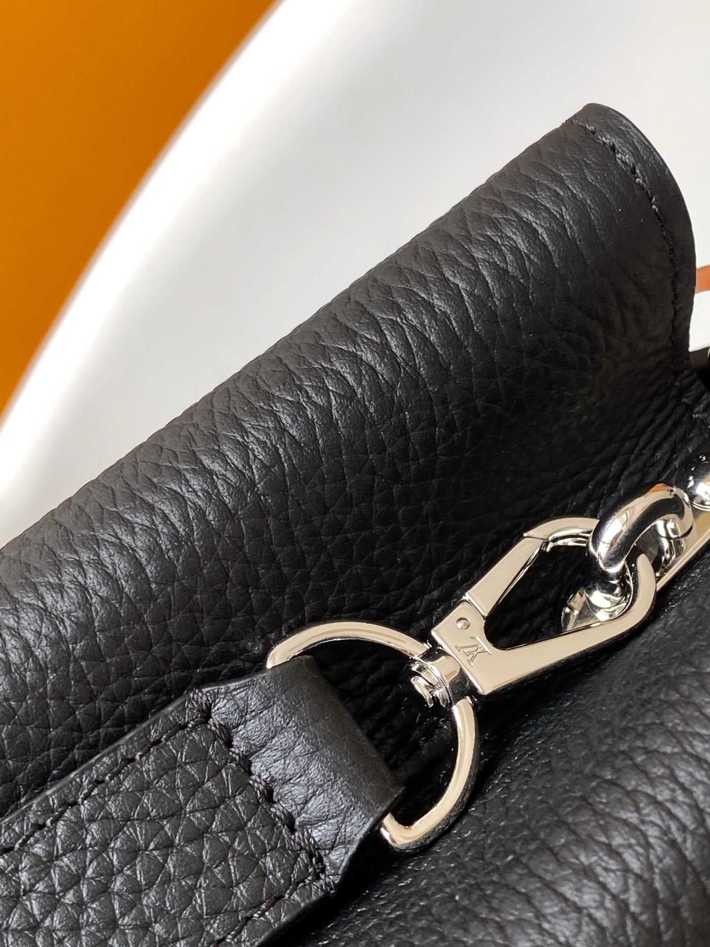 p1180💰M27035蓝色M27034紫红 M27039粉色 M26507西瓜红 M26351黑色白丽 M26814黑色 M26345米白横版Capucines Mini是一款适用于日间与夜晚场合的精致配饰。它采用由品牌珠宝启发的无限链设计，材质选用本季标志性深紫色色调的塔维尔隆皮革制成。双重镀锌五金细节，包括以放射状排列，反射光线的太阳纹工艺呈现的标志性LV首字母，增添了几分奢华感。可拆卸的肩带设计，让你既能将其作为肩包佩戴，斜挎于一侧肩头，亦可手提于顶部手柄处。
21x13.6x8厘米(长x高x宽)
27 x 17.3 x 9 (厘米) ((长 x 高 x 宽)
22 x 12 x 8 (厘米) ((长 x 高 x 宽)
横版白色
。托里昂皮革.Toryong皮革饰边。牛皮内衬
。金色与银色五金件
两种佩戴方式：可将翻盖收起或拉出。带一个平口袋的分隔内衬。底部四金属底座，用于保护
。存储：智能手机，Capucines紧凑钱包，钥匙。肩带：可拆卸，长度可调节
。肩背时最小肩带长度：46.5厘米
。肩背时最大肩带长度：54.0厘米手柄：简约