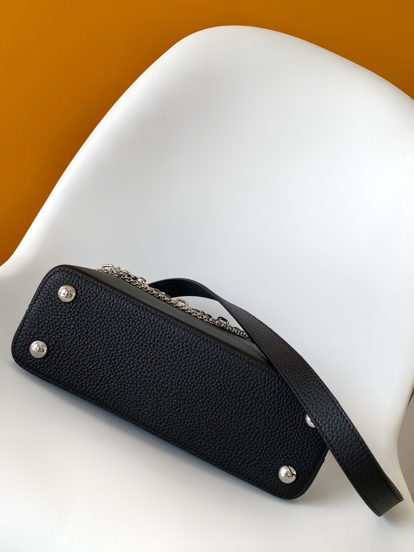 p1180💰M27035蓝色M27034紫红 M27039粉色 M26507西瓜红 M26351黑色白丽 M26814黑色 M26345米白横版Capucines Mini是一款适用于日间与夜晚场合的精致配饰。它采用由品牌珠宝启发的无限链设计，材质选用本季标志性深紫色色调的塔维尔隆皮革制成。双重镀锌五金细节，包括以放射状排列，反射光线的太阳纹工艺呈现的标志性LV首字母，增添了几分奢华感。可拆卸的肩带设计，让你既能将其作为肩包佩戴，斜挎于一侧肩头，亦可手提于顶部手柄处。
21x13.6x8厘米(长x高x宽)
27 x 17.3 x 9 (厘米) ((长 x 高 x 宽)
22 x 12 x 8 (厘米) ((长 x 高 x 宽)
横版白色
。托里昂皮革.Toryong皮革饰边。牛皮内衬
。金色与银色五金件
两种佩戴方式：可将翻盖收起或拉出。带一个平口袋的分隔内衬。底部四金属底座，用于保护
。存储：智能手机，Capucines紧凑钱包，钥匙。肩带：可拆卸，长度可调节
。肩背时最小肩带长度：46.5厘米
。肩背时最大肩带长度：54.0厘米手柄：简约