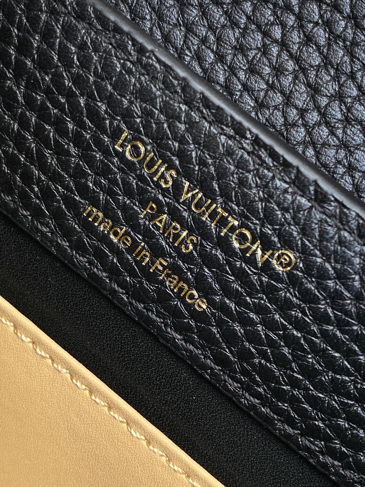 p1080💰M27035蓝色M27034紫红 M27039粉色 M26507西瓜红 M26351黑色白丽 M26814黑色 M26345米白横版Capucines Mini是一款适用于日间与夜晚场合的精致配饰。它采用由品牌珠宝启发的无限链设计，材质选用本季标志性深紫色色调的塔维尔隆皮革制成。双重镀锌五金细节，包括以放射状排列，反射光线的太阳纹工艺呈现的标志性LV首字母，增添了几分奢华感。可拆卸的肩带设计，让你既能将其作为肩包佩戴，斜挎于一侧肩头，亦可手提于顶部手柄处。
21x13.6x8厘米(长x高x宽)
27 x 17.3 x 9 (厘米) ((长 x 高 x 宽)
22 x 12 x 8 (厘米) ((长 x 高 x 宽)
横版白色
。托里昂皮革.Toryong皮革饰边。牛皮内衬
。金色与银色五金件
两种佩戴方式：可将翻盖收起或拉出。带一个平口袋的分隔内衬。底部四金属底座，用于保护
。存储：智能手机，Capucines紧凑钱包，钥匙。肩带：可拆卸，长度可调节
。肩背时最小肩带长度：46.5厘米
。肩背时最大肩带长度：54.0厘米手柄：简约