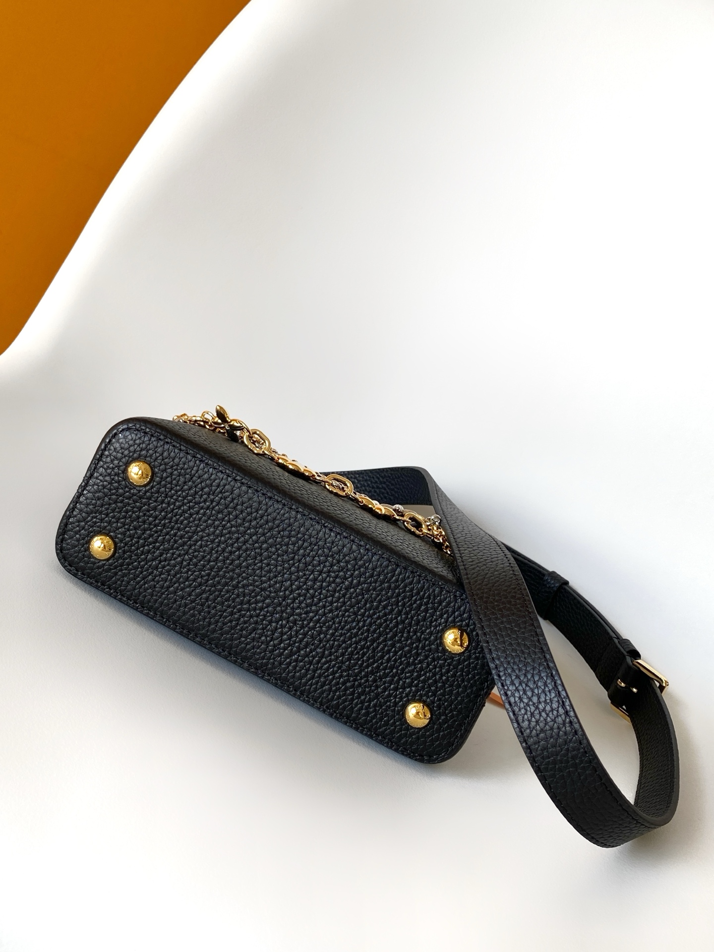 p1080💰M27035蓝色M27034紫红 M27039粉色 M26507西瓜红 M26351黑色白丽 M26814黑色 M26345米白横版Capucines Mini是一款适用于日间与夜晚场合的精致配饰。它采用由品牌珠宝启发的无限链设计，材质选用本季标志性深紫色色调的塔维尔隆皮革制成。双重镀锌五金细节，包括以放射状排列，反射光线的太阳纹工艺呈现的标志性LV首字母，增添了几分奢华感。可拆卸的肩带设计，让你既能将其作为肩包佩戴，斜挎于一侧肩头，亦可手提于顶部手柄处。
21x13.6x8厘米(长x高x宽)
27 x 17.3 x 9 (厘米) ((长 x 高 x 宽)
22 x 12 x 8 (厘米) ((长 x 高 x 宽)
横版白色
。托里昂皮革.Toryong皮革饰边。牛皮内衬
。金色与银色五金件
两种佩戴方式：可将翻盖收起或拉出。带一个平口袋的分隔内衬。底部四金属底座，用于保护
。存储：智能手机，Capucines紧凑钱包，钥匙。肩带：可拆卸，长度可调节
。肩背时最小肩带长度：46.5厘米
。肩背时最大肩带长度：54.0厘米手柄：简约