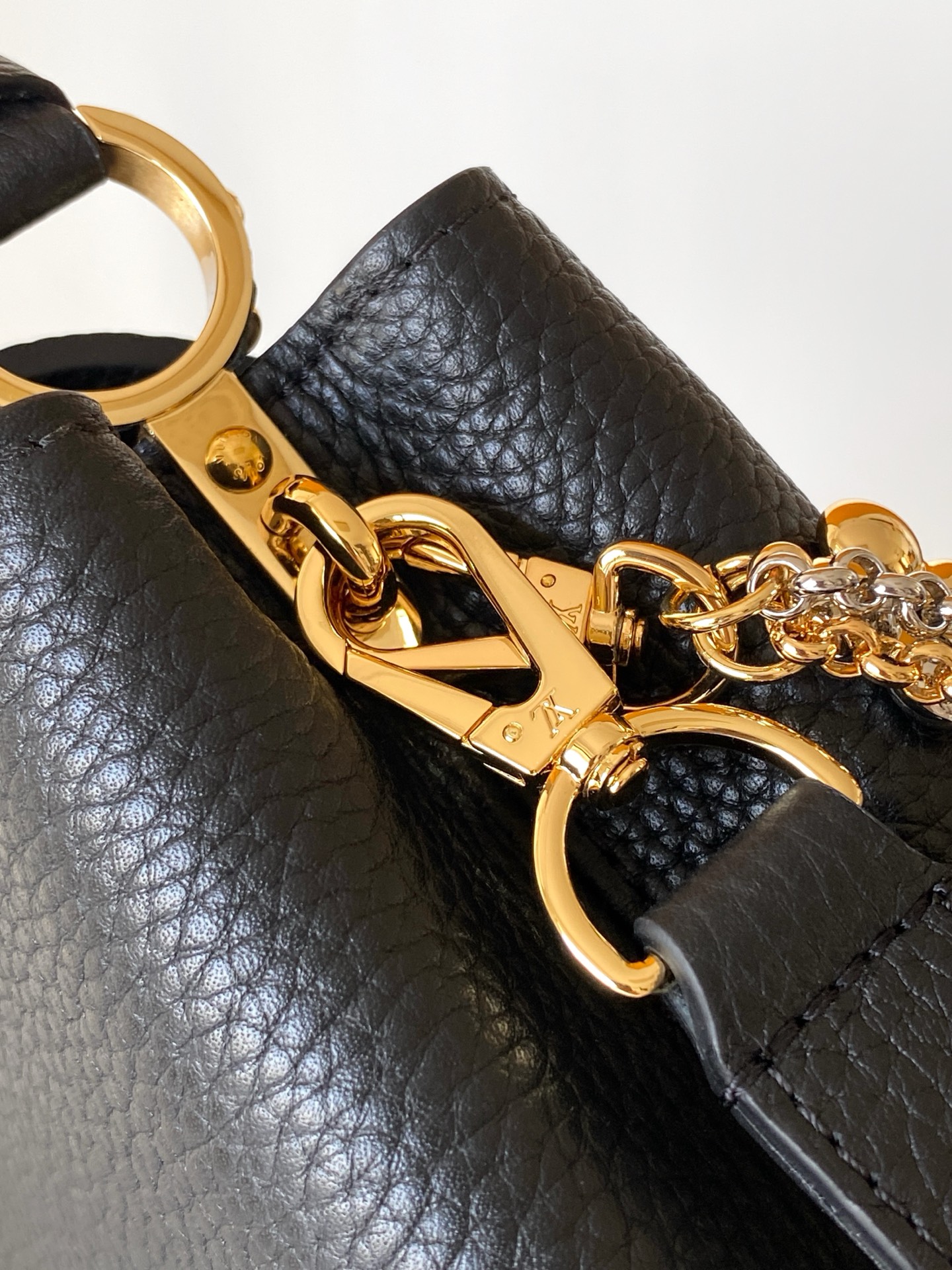 p1080💰M27035蓝色M27034紫红 M27039粉色 M26507西瓜红 M26351黑色白丽 M26814黑色 M26345米白横版Capucines Mini是一款适用于日间与夜晚场合的精致配饰。它采用由品牌珠宝启发的无限链设计，材质选用本季标志性深紫色色调的塔维尔隆皮革制成。双重镀锌五金细节，包括以放射状排列，反射光线的太阳纹工艺呈现的标志性LV首字母，增添了几分奢华感。可拆卸的肩带设计，让你既能将其作为肩包佩戴，斜挎于一侧肩头，亦可手提于顶部手柄处。
21x13.6x8厘米(长x高x宽)
27 x 17.3 x 9 (厘米) ((长 x 高 x 宽)
22 x 12 x 8 (厘米) ((长 x 高 x 宽)
横版白色
。托里昂皮革.Toryong皮革饰边。牛皮内衬
。金色与银色五金件
两种佩戴方式：可将翻盖收起或拉出。带一个平口袋的分隔内衬。底部四金属底座，用于保护
。存储：智能手机，Capucines紧凑钱包，钥匙。肩带：可拆卸，长度可调节
。肩背时最小肩带长度：46.5厘米
。肩背时最大肩带长度：54.0厘米手柄：简约