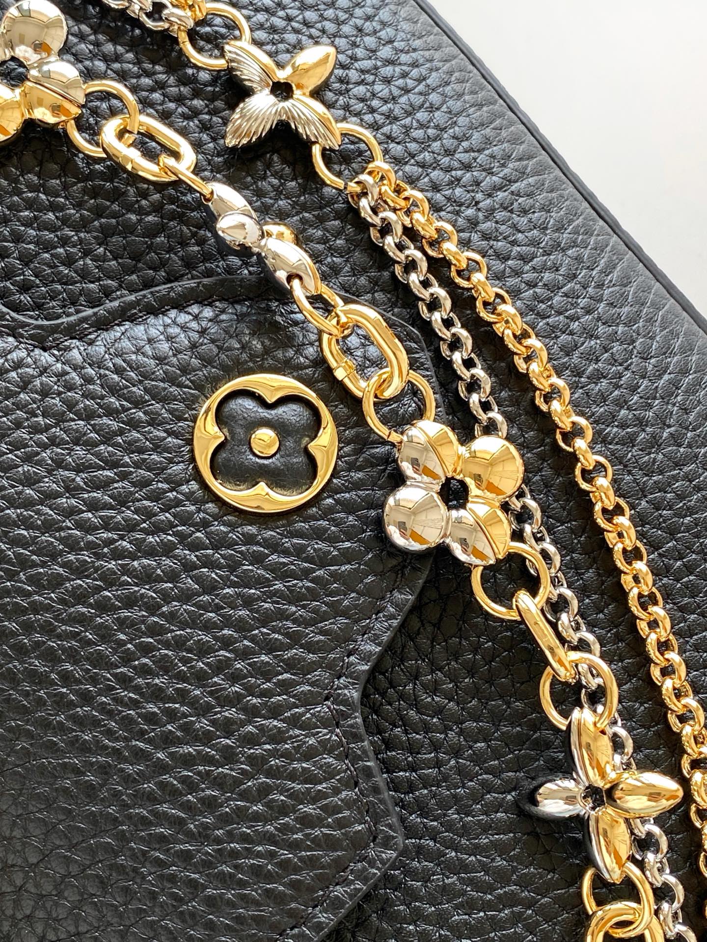 p1080💰M27035蓝色M27034紫红 M27039粉色 M26507西瓜红 M26351黑色白丽 M26814黑色 M26345米白横版Capucines Mini是一款适用于日间与夜晚场合的精致配饰。它采用由品牌珠宝启发的无限链设计，材质选用本季标志性深紫色色调的塔维尔隆皮革制成。双重镀锌五金细节，包括以放射状排列，反射光线的太阳纹工艺呈现的标志性LV首字母，增添了几分奢华感。可拆卸的肩带设计，让你既能将其作为肩包佩戴，斜挎于一侧肩头，亦可手提于顶部手柄处。
21x13.6x8厘米(长x高x宽)
27 x 17.3 x 9 (厘米) ((长 x 高 x 宽)
22 x 12 x 8 (厘米) ((长 x 高 x 宽)
横版白色
。托里昂皮革.Toryong皮革饰边。牛皮内衬
。金色与银色五金件
两种佩戴方式：可将翻盖收起或拉出。带一个平口袋的分隔内衬。底部四金属底座，用于保护
。存储：智能手机，Capucines紧凑钱包，钥匙。肩带：可拆卸，长度可调节
。肩背时最小肩带长度：46.5厘米
。肩背时最大肩带长度：54.0厘米手柄：简约