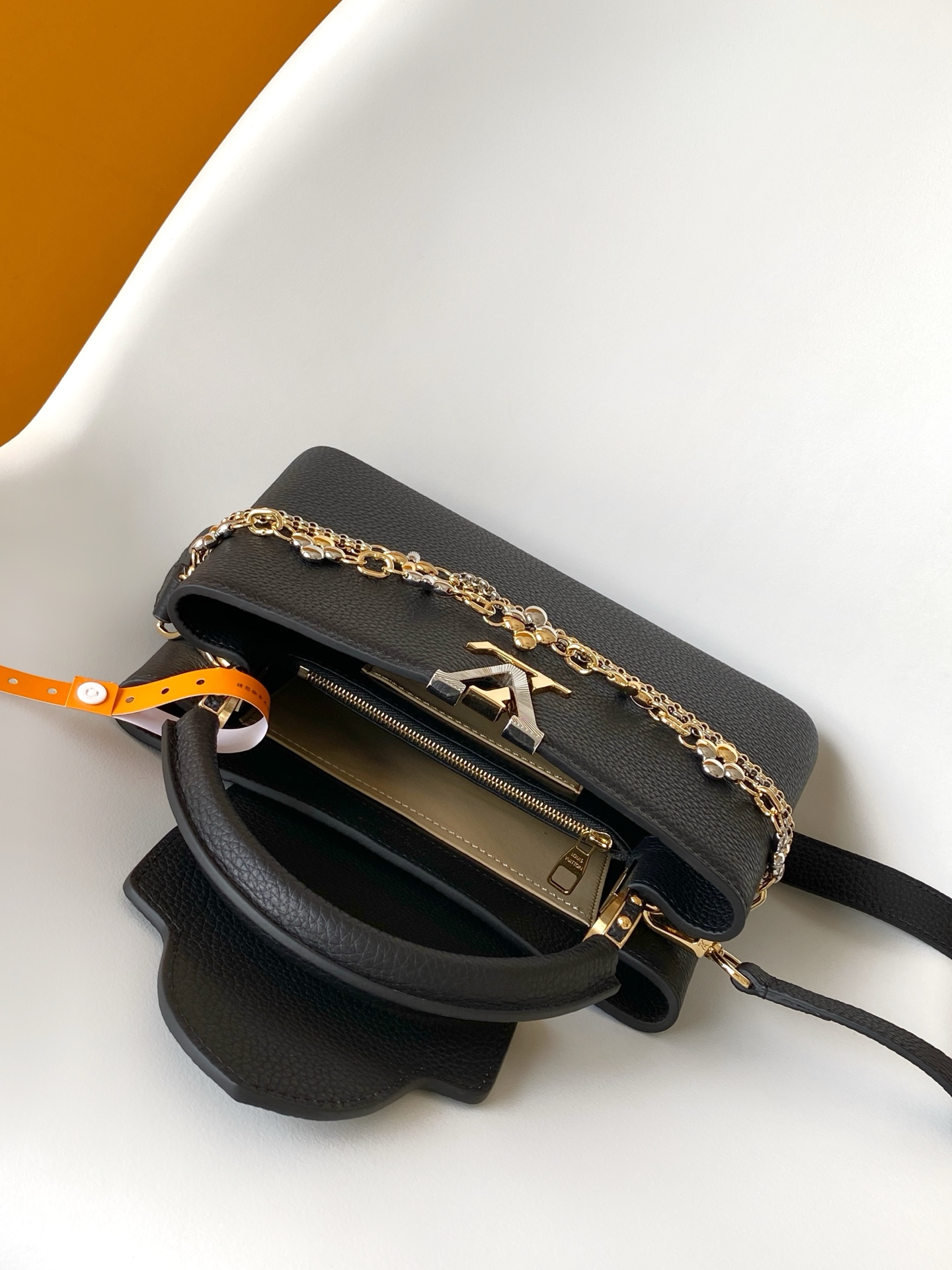 p1180💰M27035蓝色M27034紫红 M27039粉色 M26507西瓜红 M26351黑色白丽 M26814黑色 M26345米白横版Capucines Mini是一款适用于日间与夜晚场合的精致配饰。它采用由品牌珠宝启发的无限链设计，材质选用本季标志性深紫色色调的塔维尔隆皮革制成。双重镀锌五金细节，包括以放射状排列，反射光线的太阳纹工艺呈现的标志性LV首字母，增添了几分奢华感。可拆卸的肩带设计，让你既能将其作为肩包佩戴，斜挎于一侧肩头，亦可手提于顶部手柄处。
21x13.6x8厘米(长x高x宽)
27 x 17.3 x 9 (厘米) ((长 x 高 x 宽)
22 x 12 x 8 (厘米) ((长 x 高 x 宽)
横版白色
。托里昂皮革.Toryong皮革饰边。牛皮内衬
。金色与银色五金件
两种佩戴方式：可将翻盖收起或拉出。带一个平口袋的分隔内衬。底部四金属底座，用于保护
。存储：智能手机，Capucines紧凑钱包，钥匙。肩带：可拆卸，长度可调节
。肩背时最小肩带长度：46.5厘米
。肩背时最大肩带长度：54.0厘米手柄：简约