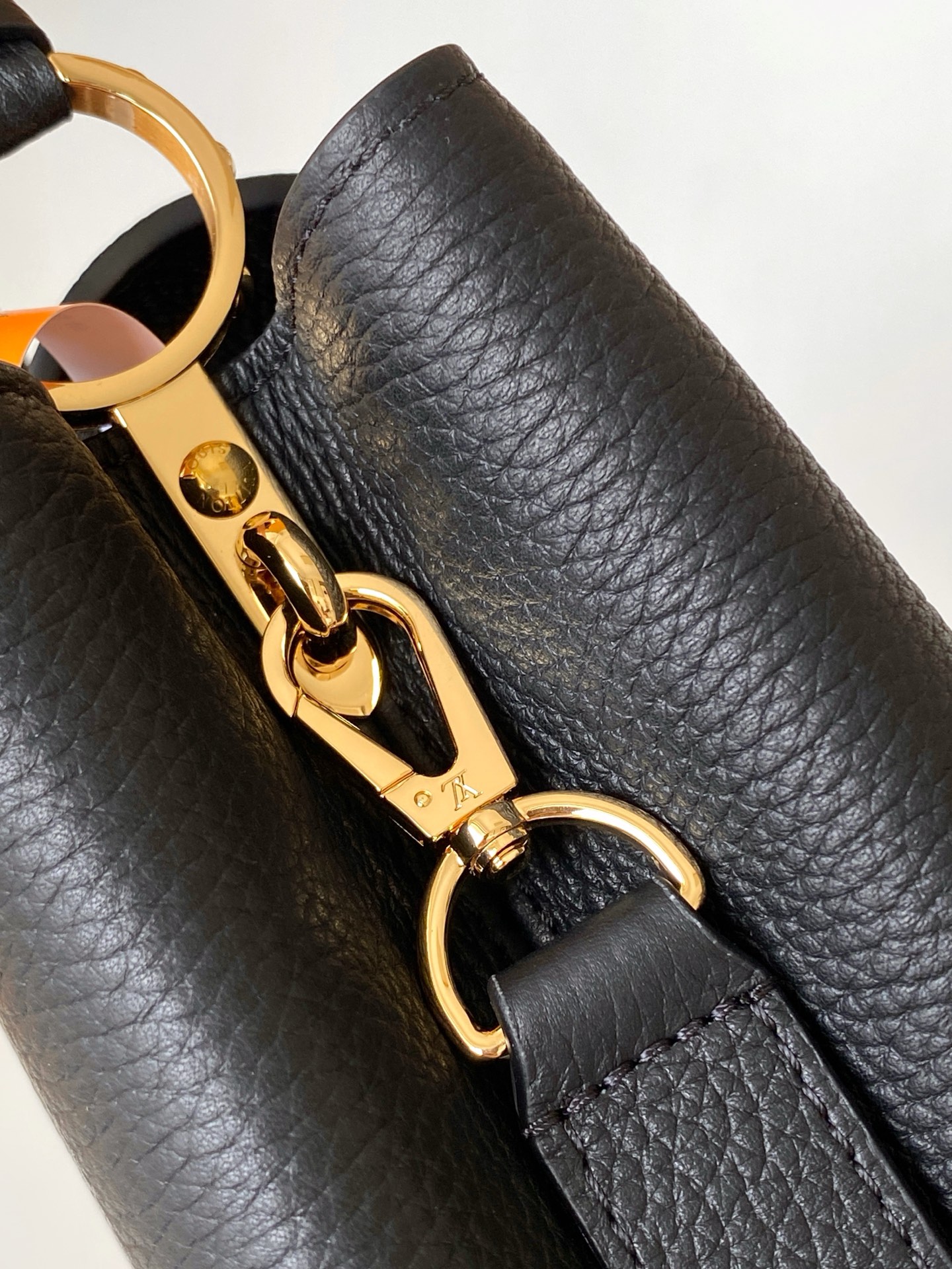 p1180💰M27035蓝色M27034紫红 M27039粉色 M26507西瓜红 M26351黑色白丽 M26814黑色 M26345米白横版Capucines Mini是一款适用于日间与夜晚场合的精致配饰。它采用由品牌珠宝启发的无限链设计，材质选用本季标志性深紫色色调的塔维尔隆皮革制成。双重镀锌五金细节，包括以放射状排列，反射光线的太阳纹工艺呈现的标志性LV首字母，增添了几分奢华感。可拆卸的肩带设计，让你既能将其作为肩包佩戴，斜挎于一侧肩头，亦可手提于顶部手柄处。
21x13.6x8厘米(长x高x宽)
27 x 17.3 x 9 (厘米) ((长 x 高 x 宽)
22 x 12 x 8 (厘米) ((长 x 高 x 宽)
横版白色
。托里昂皮革.Toryong皮革饰边。牛皮内衬
。金色与银色五金件
两种佩戴方式：可将翻盖收起或拉出。带一个平口袋的分隔内衬。底部四金属底座，用于保护
。存储：智能手机，Capucines紧凑钱包，钥匙。肩带：可拆卸，长度可调节
。肩背时最小肩带长度：46.5厘米
。肩背时最大肩带长度：54.0厘米手柄：简约