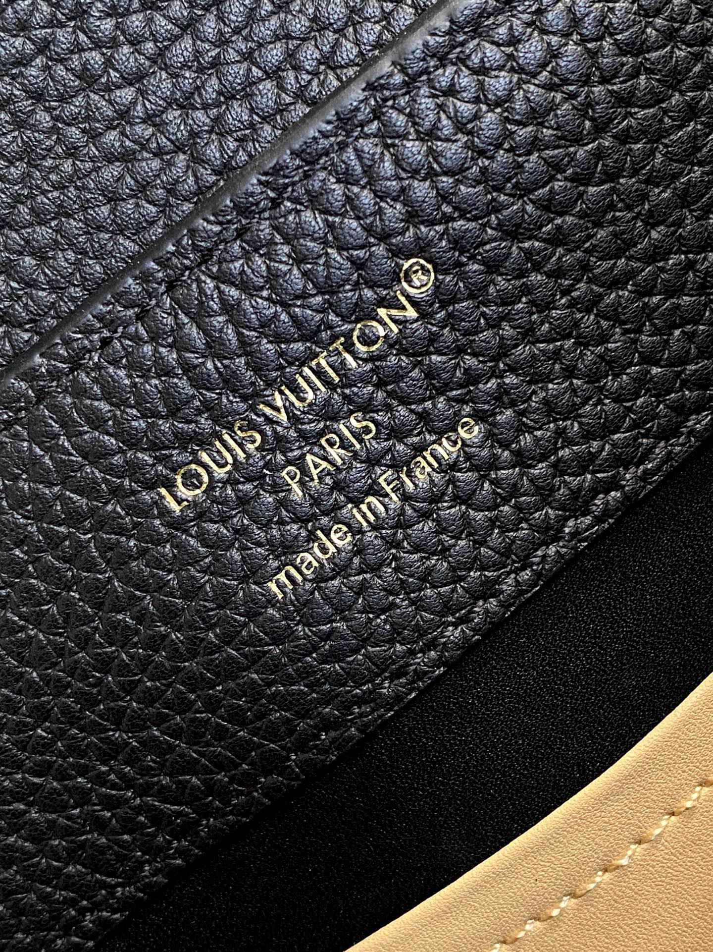 p1180💰M27035蓝色M27034紫红 M27039粉色 M26507西瓜红 M26351黑色白丽 M26814黑色 M26345米白横版Capucines Mini是一款适用于日间与夜晚场合的精致配饰。它采用由品牌珠宝启发的无限链设计，材质选用本季标志性深紫色色调的塔维尔隆皮革制成。双重镀锌五金细节，包括以放射状排列，反射光线的太阳纹工艺呈现的标志性LV首字母，增添了几分奢华感。可拆卸的肩带设计，让你既能将其作为肩包佩戴，斜挎于一侧肩头，亦可手提于顶部手柄处。
21x13.6x8厘米(长x高x宽)
27 x 17.3 x 9 (厘米) ((长 x 高 x 宽)
22 x 12 x 8 (厘米) ((长 x 高 x 宽)
横版白色
。托里昂皮革.Toryong皮革饰边。牛皮内衬
。金色与银色五金件
两种佩戴方式：可将翻盖收起或拉出。带一个平口袋的分隔内衬。底部四金属底座，用于保护
。存储：智能手机，Capucines紧凑钱包，钥匙。肩带：可拆卸，长度可调节
。肩背时最小肩带长度：46.5厘米
。肩背时最大肩带长度：54.0厘米手柄：简约