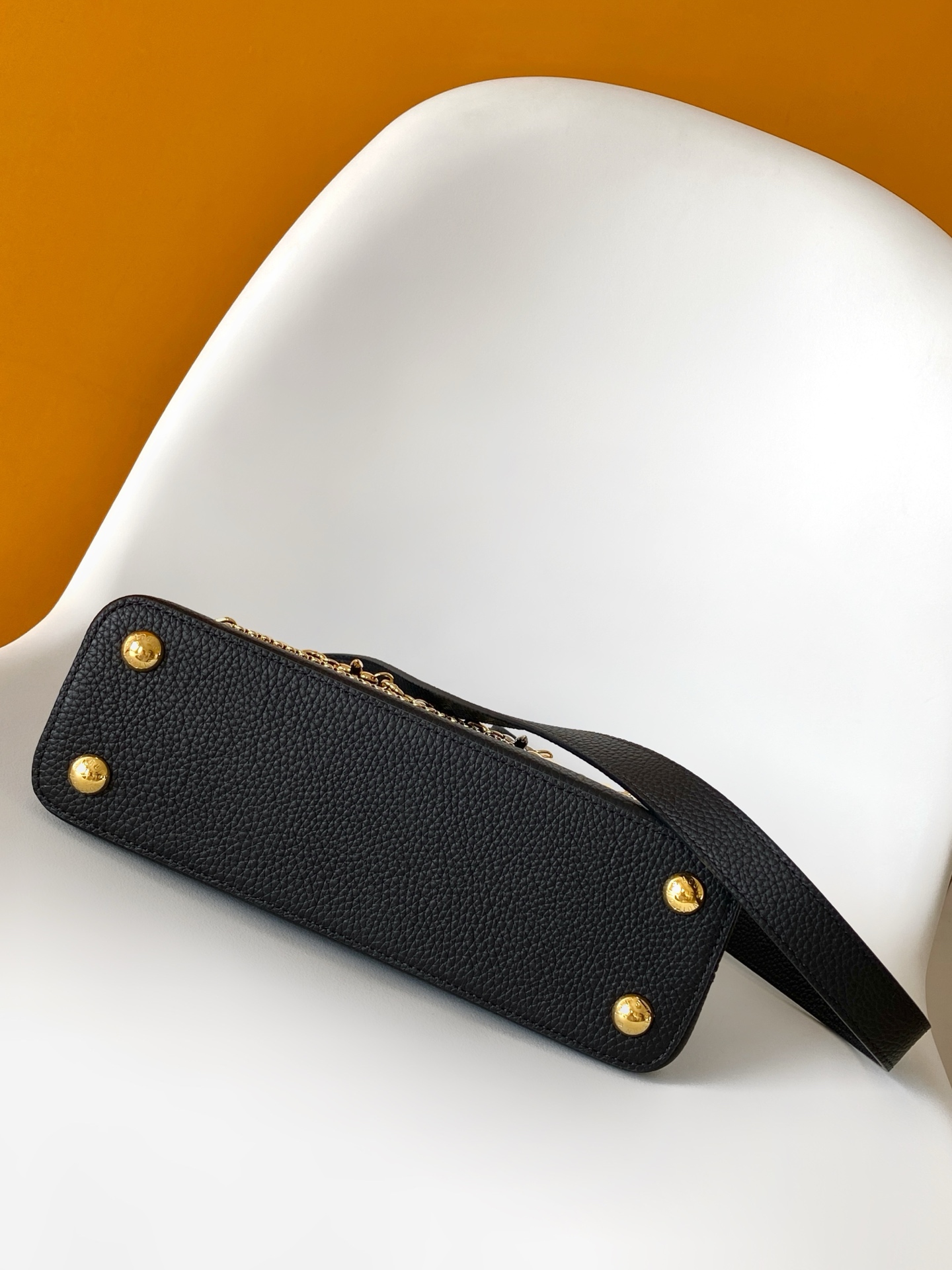 p1180💰M27035蓝色M27034紫红 M27039粉色 M26507西瓜红 M26351黑色白丽 M26814黑色 M26345米白横版Capucines Mini是一款适用于日间与夜晚场合的精致配饰。它采用由品牌珠宝启发的无限链设计，材质选用本季标志性深紫色色调的塔维尔隆皮革制成。双重镀锌五金细节，包括以放射状排列，反射光线的太阳纹工艺呈现的标志性LV首字母，增添了几分奢华感。可拆卸的肩带设计，让你既能将其作为肩包佩戴，斜挎于一侧肩头，亦可手提于顶部手柄处。
21x13.6x8厘米(长x高x宽)
27 x 17.3 x 9 (厘米) ((长 x 高 x 宽)
22 x 12 x 8 (厘米) ((长 x 高 x 宽)
横版白色
。托里昂皮革.Toryong皮革饰边。牛皮内衬
。金色与银色五金件
两种佩戴方式：可将翻盖收起或拉出。带一个平口袋的分隔内衬。底部四金属底座，用于保护
。存储：智能手机，Capucines紧凑钱包，钥匙。肩带：可拆卸，长度可调节
。肩背时最小肩带长度：46.5厘米
。肩背时最大肩带长度：54.0厘米手柄：简约