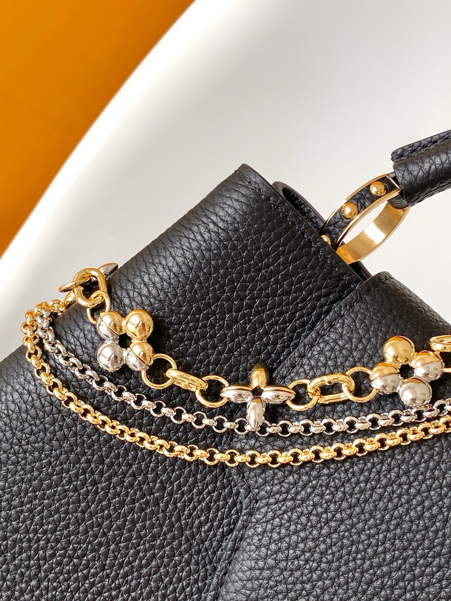 p1180💰M27035蓝色M27034紫红 M27039粉色 M26507西瓜红 M26351黑色白丽 M26814黑色 M26345米白横版Capucines Mini是一款适用于日间与夜晚场合的精致配饰。它采用由品牌珠宝启发的无限链设计，材质选用本季标志性深紫色色调的塔维尔隆皮革制成。双重镀锌五金细节，包括以放射状排列，反射光线的太阳纹工艺呈现的标志性LV首字母，增添了几分奢华感。可拆卸的肩带设计，让你既能将其作为肩包佩戴，斜挎于一侧肩头，亦可手提于顶部手柄处。
21x13.6x8厘米(长x高x宽)
27 x 17.3 x 9 (厘米) ((长 x 高 x 宽)
22 x 12 x 8 (厘米) ((长 x 高 x 宽)
横版白色
。托里昂皮革.Toryong皮革饰边。牛皮内衬
。金色与银色五金件
两种佩戴方式：可将翻盖收起或拉出。带一个平口袋的分隔内衬。底部四金属底座，用于保护
。存储：智能手机，Capucines紧凑钱包，钥匙。肩带：可拆卸，长度可调节
。肩背时最小肩带长度：46.5厘米
。肩背时最大肩带长度：54.0厘米手柄：简约