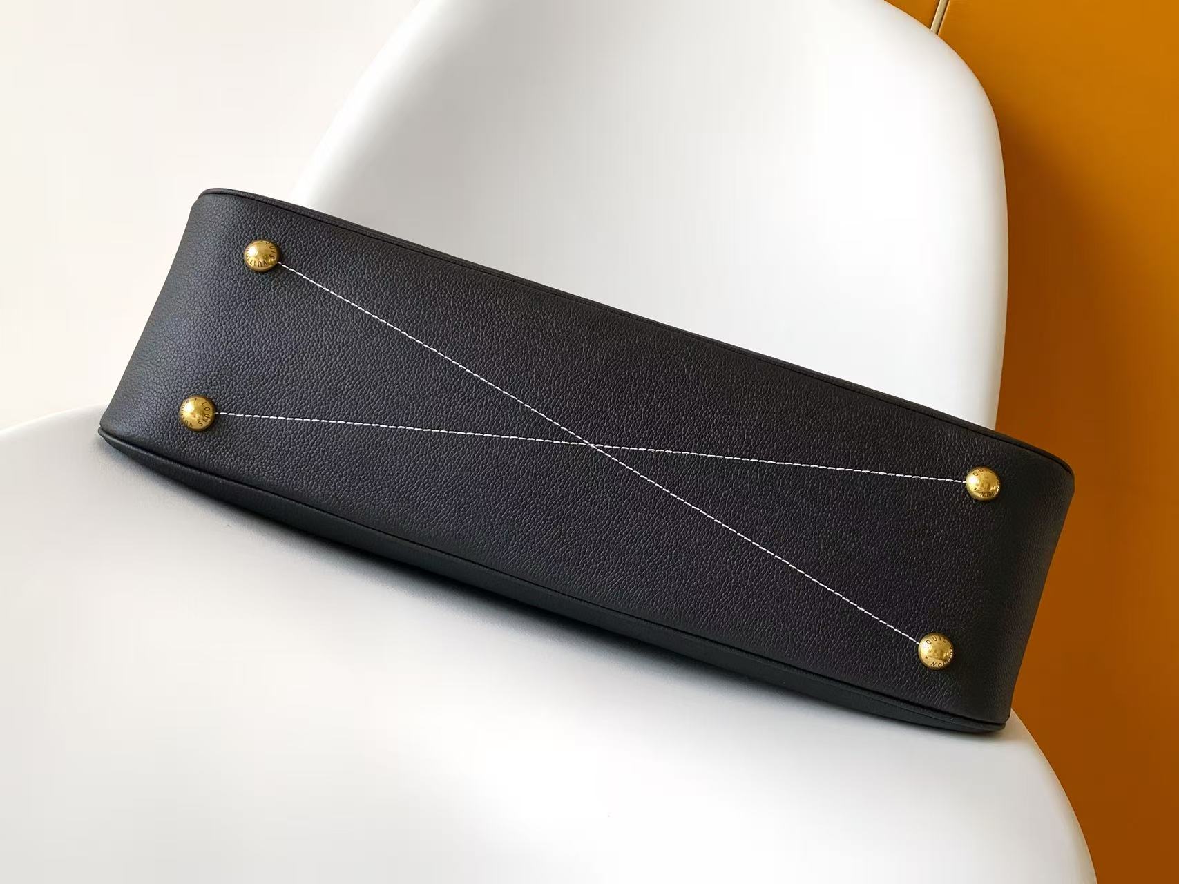 p650💰 顶级原单 动态163 M26688棕色 M26257黑色以2000年代初的Alma Horizontal为灵感，在Low Key系列中新推出的双层毛衣。采用了季节特有的牛仔色调的花生牛皮材质。采用了签名手帕等黄金颜色的硬件装饰的安全拉链型轮廓。不仅笔记本电脑，还可轻松收纳日常必需品。可拆卸的单格口袋。
43.尺寸：5 x 26.5 x 14.5厘米
（长度x高度x宽度）
古铜色
小牛皮
卡夫斯金皮革修整
小牛皮及织物内衬
带有Ageed Gold色彩的硬件
拉链式锁定装置
内侧有一个双平口袋
一个可拆卸的单色标志口袋
物品清单：13英寸笔记本电脑、智能手机、耳机、克莱曼斯钱包、书籍、钥匙、太阳镜
把手：简约版X2