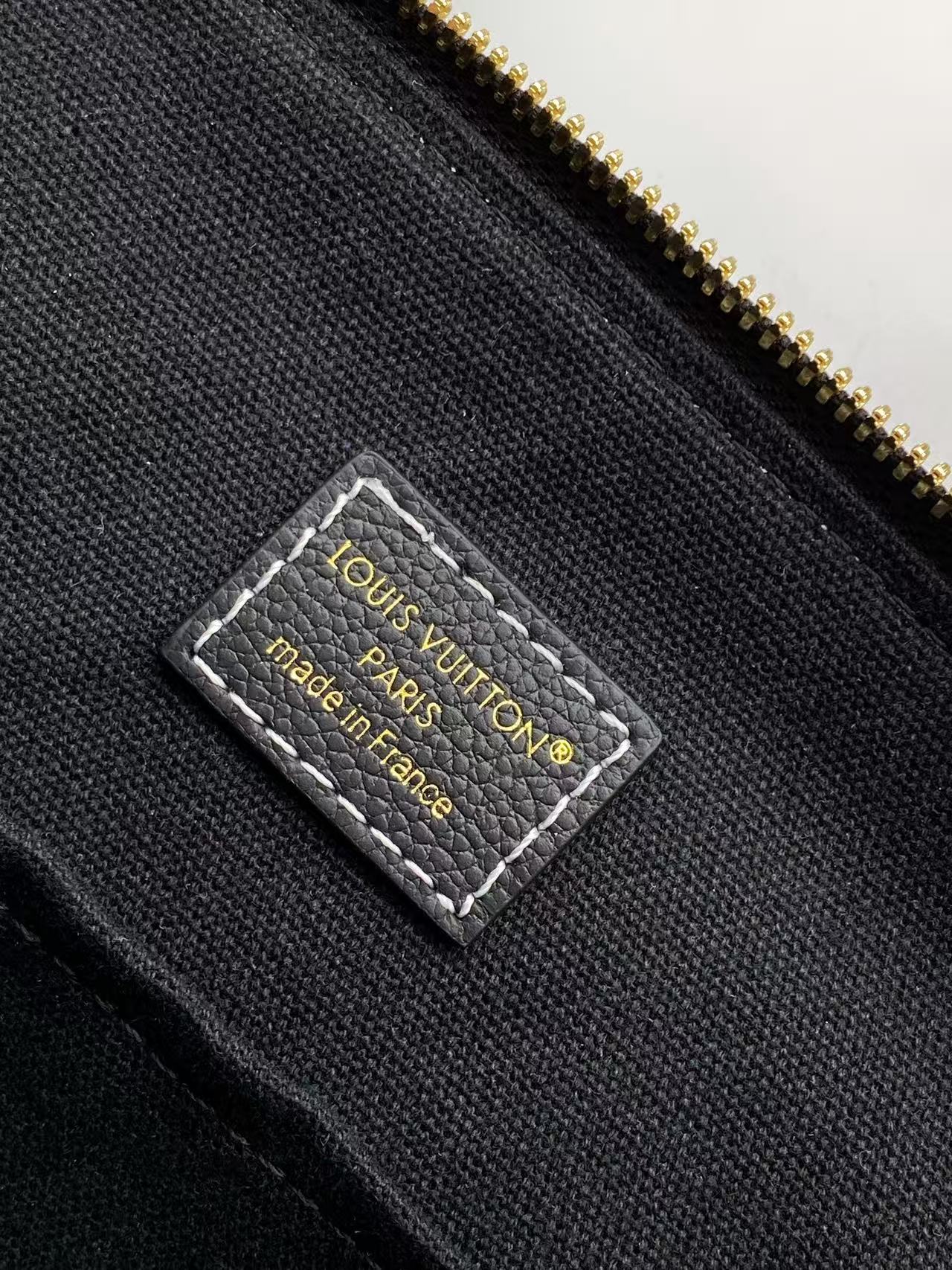 p650💰 顶级原单 动态163 M26688棕色 M26257黑色以2000年代初的Alma Horizontal为灵感，在Low Key系列中新推出的双层毛衣。采用了季节特有的牛仔色调的花生牛皮材质。采用了签名手帕等黄金颜色的硬件装饰的安全拉链型轮廓。不仅笔记本电脑，还可轻松收纳日常必需品。可拆卸的单格口袋。
43.尺寸：5 x 26.5 x 14.5厘米
（长度x高度x宽度）
古铜色
小牛皮
卡夫斯金皮革修整
小牛皮及织物内衬
带有Ageed Gold色彩的硬件
拉链式锁定装置
内侧有一个双平口袋
一个可拆卸的单色标志口袋
物品清单：13英寸笔记本电脑、智能手机、耳机、克莱曼斯钱包、书籍、钥匙、太阳镜
把手：简约版X2