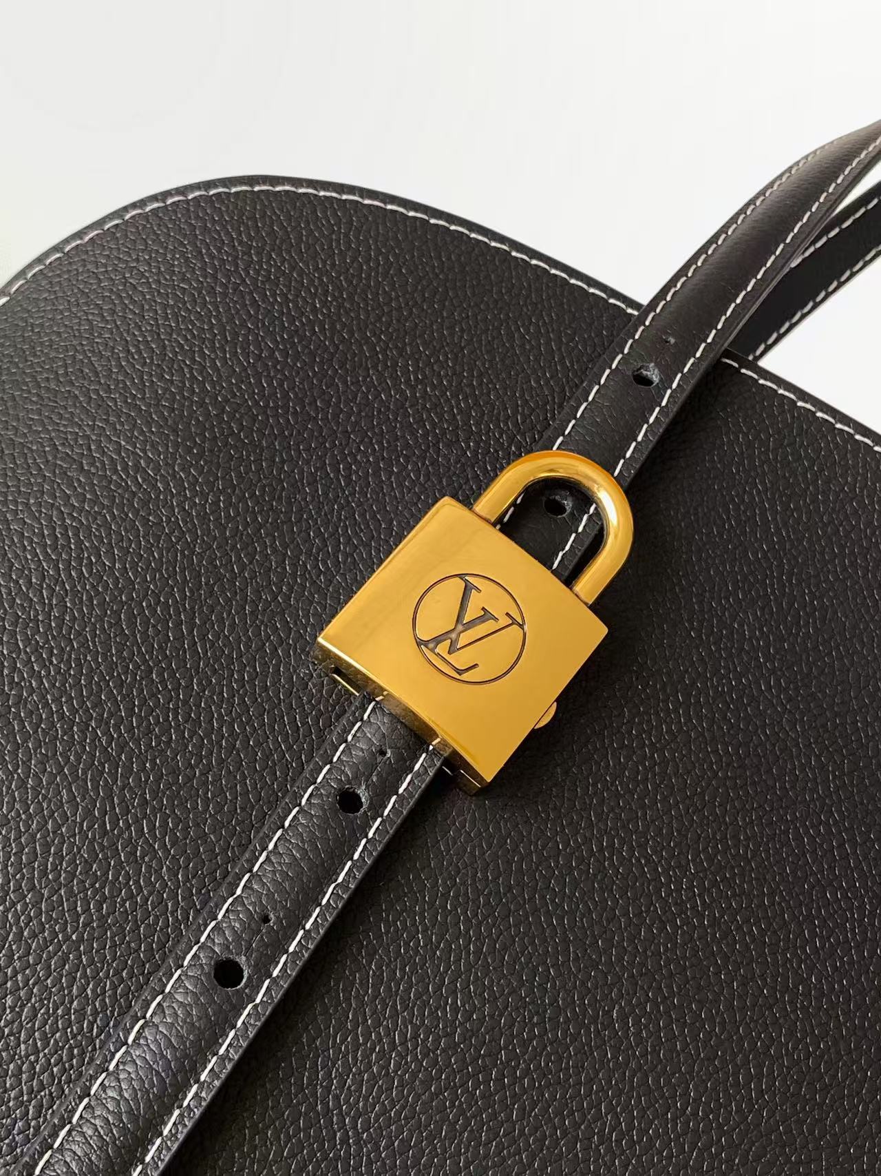 p650💰 顶级原单 动态163 M26688棕色 M26257黑色以2000年代初的Alma Horizontal为灵感，在Low Key系列中新推出的双层毛衣。采用了季节特有的牛仔色调的花生牛皮材质。采用了签名手帕等黄金颜色的硬件装饰的安全拉链型轮廓。不仅笔记本电脑，还可轻松收纳日常必需品。可拆卸的单格口袋。
43.尺寸：5 x 26.5 x 14.5厘米
（长度x高度x宽度）
古铜色
小牛皮
卡夫斯金皮革修整
小牛皮及织物内衬
带有Ageed Gold色彩的硬件
拉链式锁定装置
内侧有一个双平口袋
一个可拆卸的单色标志口袋
物品清单：13英寸笔记本电脑、智能手机、耳机、克莱曼斯钱包、书籍、钥匙、太阳镜
把手：简约版X2