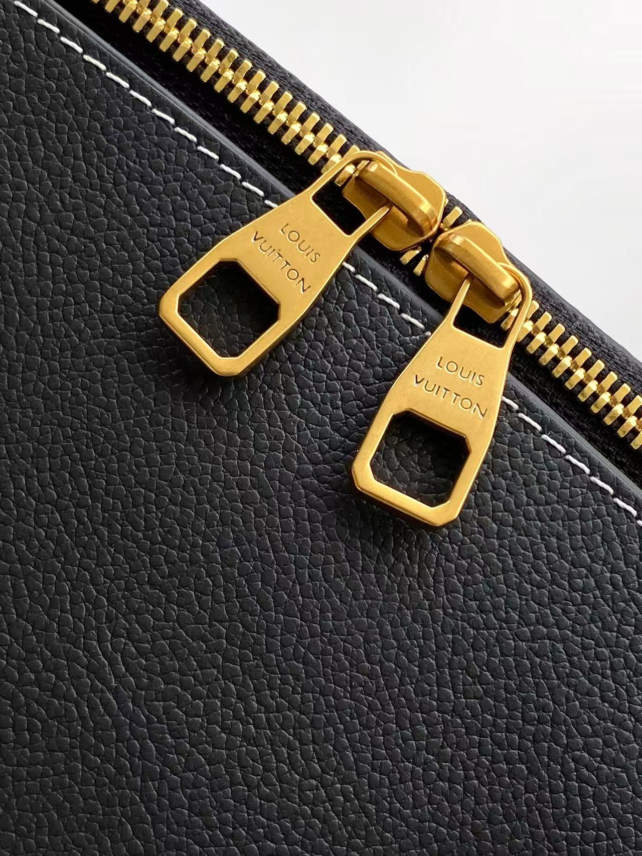 p650💰 顶级原单 动态163 M26688棕色 M26257黑色以2000年代初的Alma Horizontal为灵感，在Low Key系列中新推出的双层毛衣。采用了季节特有的牛仔色调的花生牛皮材质。采用了签名手帕等黄金颜色的硬件装饰的安全拉链型轮廓。不仅笔记本电脑，还可轻松收纳日常必需品。可拆卸的单格口袋。
43.尺寸：5 x 26.5 x 14.5厘米
（长度x高度x宽度）
古铜色
小牛皮
卡夫斯金皮革修整
小牛皮及织物内衬
带有Ageed Gold色彩的硬件
拉链式锁定装置
内侧有一个双平口袋
一个可拆卸的单色标志口袋
物品清单：13英寸笔记本电脑、智能手机、耳机、克莱曼斯钱包、书籍、钥匙、太阳镜
把手：简约版X2