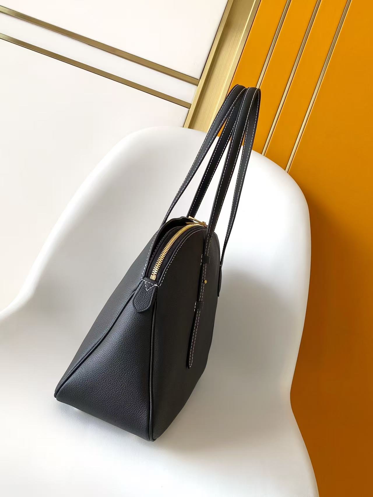 p650💰 顶级原单 动态163 M26688棕色 M26257黑色以2000年代初的Alma Horizontal为灵感，在Low Key系列中新推出的双层毛衣。采用了季节特有的牛仔色调的花生牛皮材质。采用了签名手帕等黄金颜色的硬件装饰的安全拉链型轮廓。不仅笔记本电脑，还可轻松收纳日常必需品。可拆卸的单格口袋。
43.尺寸：5 x 26.5 x 14.5厘米
（长度x高度x宽度）
古铜色
小牛皮
卡夫斯金皮革修整
小牛皮及织物内衬
带有Ageed Gold色彩的硬件
拉链式锁定装置
内侧有一个双平口袋
一个可拆卸的单色标志口袋
物品清单：13英寸笔记本电脑、智能手机、耳机、克莱曼斯钱包、书籍、钥匙、太阳镜
把手：简约版X2