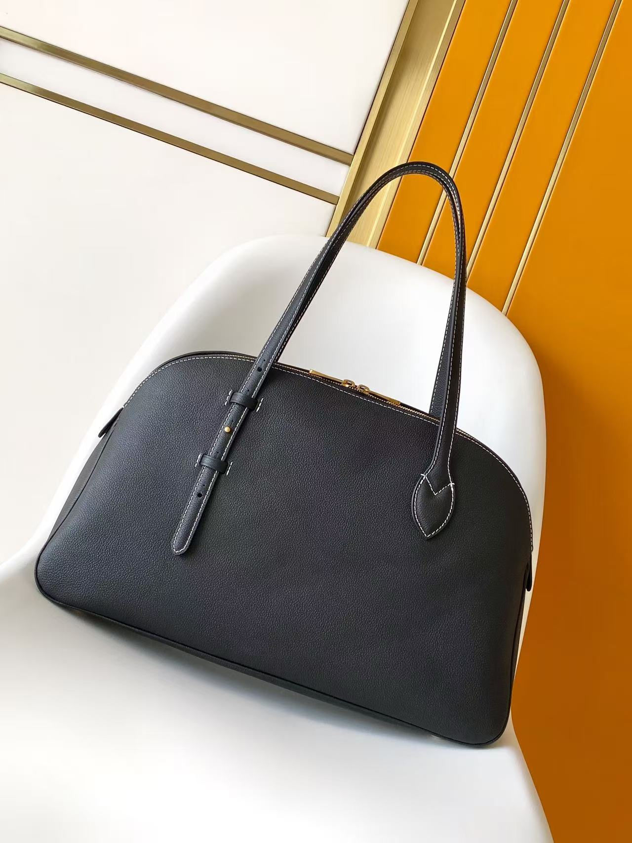 p650💰 顶级原单 动态163 M26688棕色 M26257黑色以2000年代初的Alma Horizontal为灵感，在Low Key系列中新推出的双层毛衣。采用了季节特有的牛仔色调的花生牛皮材质。采用了签名手帕等黄金颜色的硬件装饰的安全拉链型轮廓。不仅笔记本电脑，还可轻松收纳日常必需品。可拆卸的单格口袋。
43.尺寸：5 x 26.5 x 14.5厘米
（长度x高度x宽度）
古铜色
小牛皮
卡夫斯金皮革修整
小牛皮及织物内衬
带有Ageed Gold色彩的硬件
拉链式锁定装置
内侧有一个双平口袋
一个可拆卸的单色标志口袋
物品清单：13英寸笔记本电脑、智能手机、耳机、克莱曼斯钱包、书籍、钥匙、太阳镜
把手：简约版X2