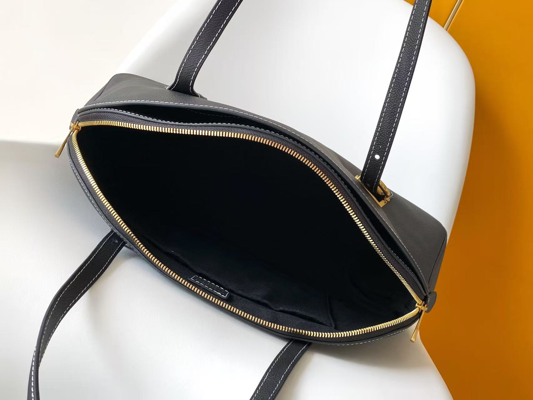 p650💰 顶级原单 动态163 M26688棕色 M26257黑色以2000年代初的Alma Horizontal为灵感，在Low Key系列中新推出的双层毛衣。采用了季节特有的牛仔色调的花生牛皮材质。采用了签名手帕等黄金颜色的硬件装饰的安全拉链型轮廓。不仅笔记本电脑，还可轻松收纳日常必需品。可拆卸的单格口袋。
43.尺寸：5 x 26.5 x 14.5厘米
（长度x高度x宽度）
古铜色
小牛皮
卡夫斯金皮革修整
小牛皮及织物内衬
带有Ageed Gold色彩的硬件
拉链式锁定装置
内侧有一个双平口袋
一个可拆卸的单色标志口袋
物品清单：13英寸笔记本电脑、智能手机、耳机、克莱曼斯钱包、书籍、钥匙、太阳镜
把手：简约版X2