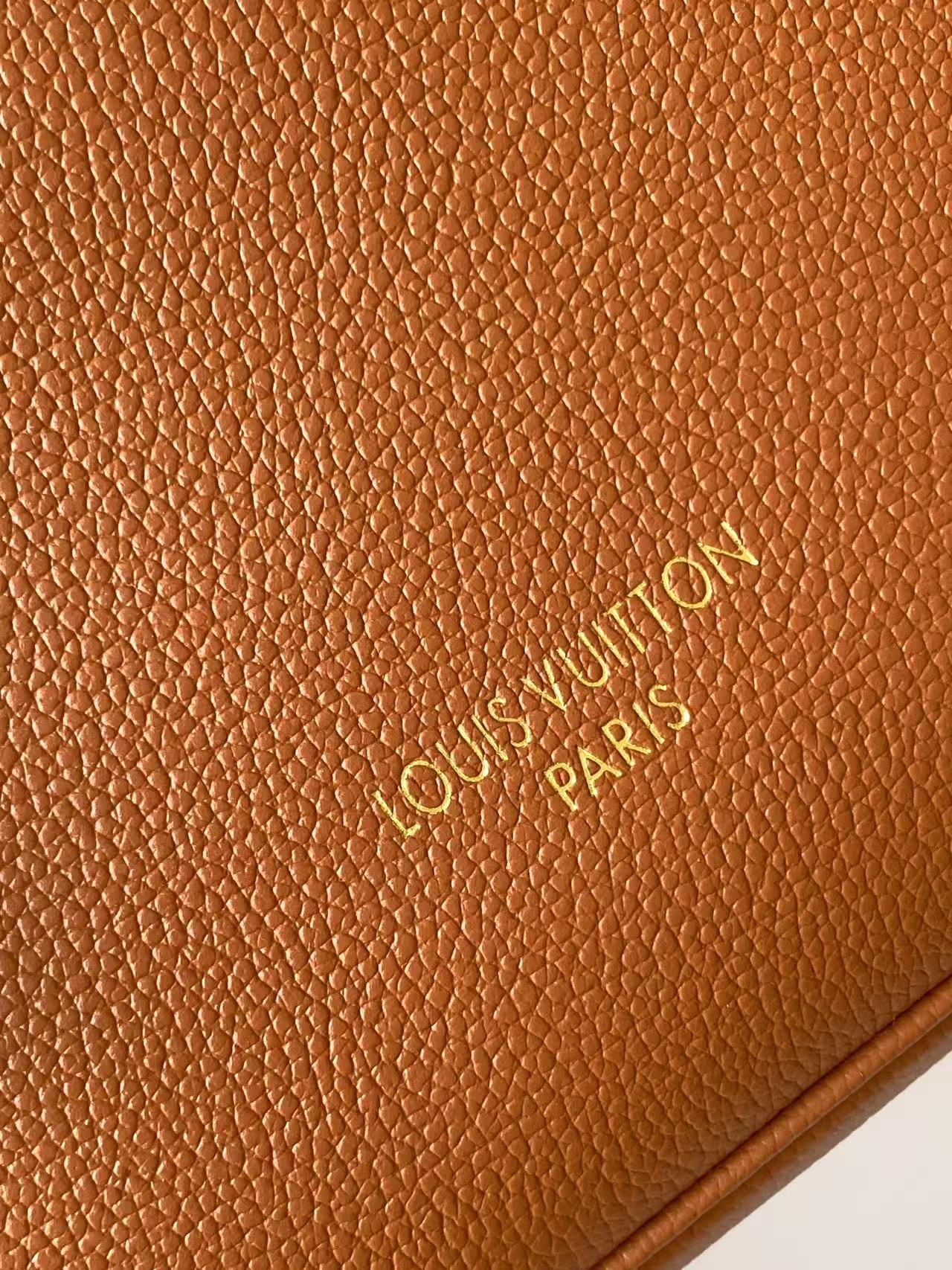 p650💰 顶级原单 动态163 M26688棕色 M26257黑色以2000年代初的Alma Horizontal为灵感，在Low Key系列中新推出的双层毛衣。采用了季节特有的牛仔色调的花生牛皮材质。采用了签名手帕等黄金颜色的硬件装饰的安全拉链型轮廓。不仅笔记本电脑，还可轻松收纳日常必需品。可拆卸的单格口袋。
43.尺寸：5 x 26.5 x 14.5厘米
（长度x高度x宽度）
古铜色
小牛皮
卡夫斯金皮革修整
小牛皮及织物内衬
带有Ageed Gold色彩的硬件
拉链式锁定装置
内侧有一个双平口袋
一个可拆卸的单色标志口袋
物品清单：13英寸笔记本电脑、智能手机、耳机、克莱曼斯钱包、书籍、钥匙、太阳镜
把手：简约版X2 