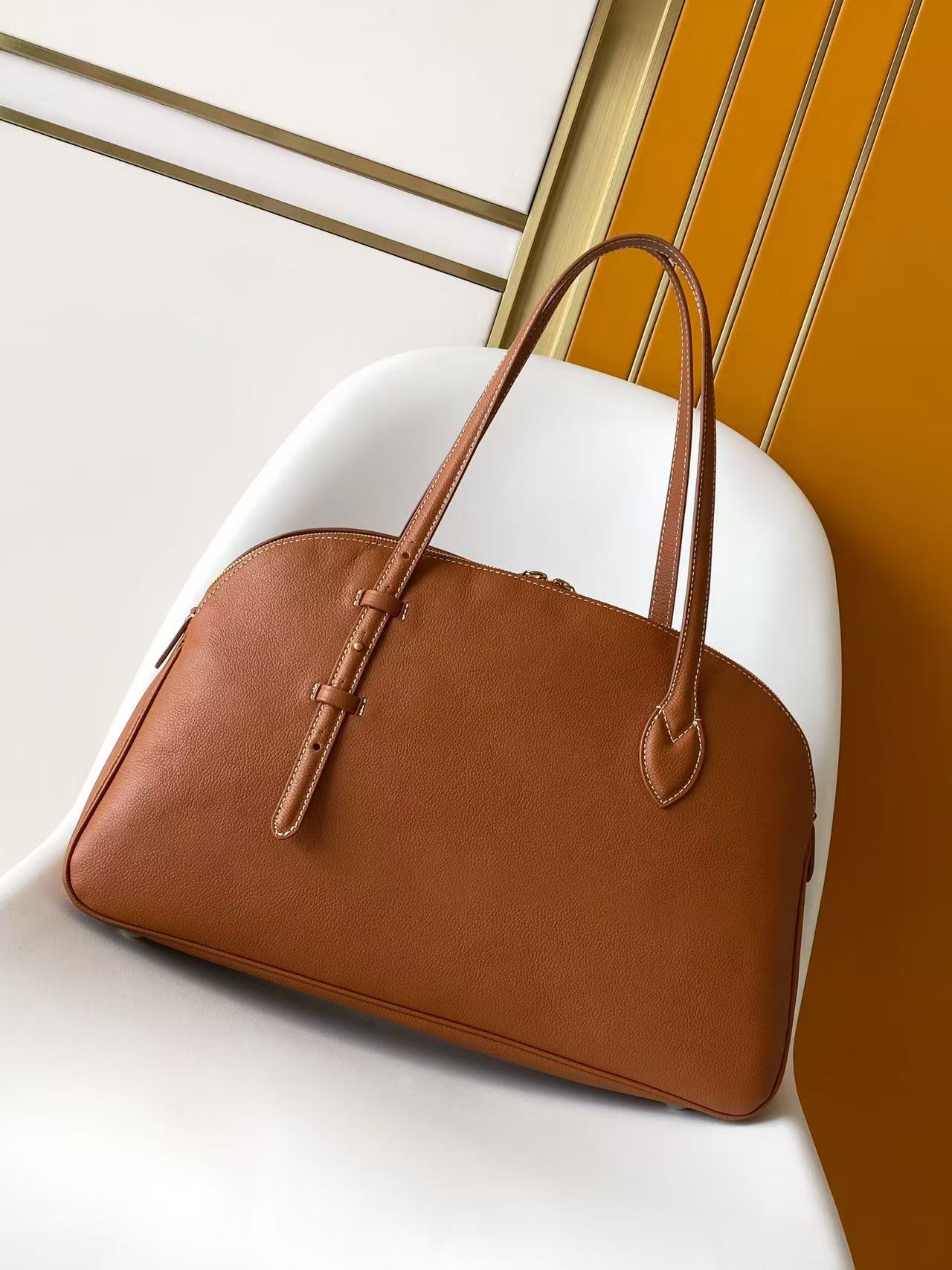 p650💰 顶级原单 动态163 M26688棕色 M26257黑色以2000年代初的Alma Horizontal为灵感，在Low Key系列中新推出的双层毛衣。采用了季节特有的牛仔色调的花生牛皮材质。采用了签名手帕等黄金颜色的硬件装饰的安全拉链型轮廓。不仅笔记本电脑，还可轻松收纳日常必需品。可拆卸的单格口袋。
43.尺寸：5 x 26.5 x 14.5厘米
（长度x高度x宽度）
古铜色
小牛皮
卡夫斯金皮革修整
小牛皮及织物内衬
带有Ageed Gold色彩的硬件
拉链式锁定装置
内侧有一个双平口袋
一个可拆卸的单色标志口袋
物品清单：13英寸笔记本电脑、智能手机、耳机、克莱曼斯钱包、书籍、钥匙、太阳镜
把手：简约版X2 