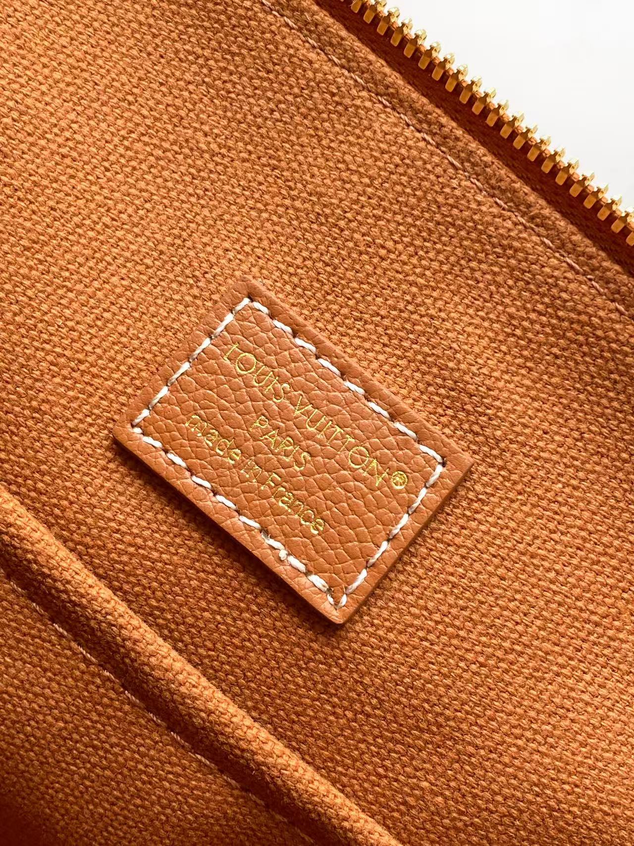 p650💰 顶级原单 动态163 M26688棕色 M26257黑色以2000年代初的Alma Horizontal为灵感，在Low Key系列中新推出的双层毛衣。采用了季节特有的牛仔色调的花生牛皮材质。采用了签名手帕等黄金颜色的硬件装饰的安全拉链型轮廓。不仅笔记本电脑，还可轻松收纳日常必需品。可拆卸的单格口袋。
43.尺寸：5 x 26.5 x 14.5厘米
（长度x高度x宽度）
古铜色
小牛皮
卡夫斯金皮革修整
小牛皮及织物内衬
带有Ageed Gold色彩的硬件
拉链式锁定装置
内侧有一个双平口袋
一个可拆卸的单色标志口袋
物品清单：13英寸笔记本电脑、智能手机、耳机、克莱曼斯钱包、书籍、钥匙、太阳镜
把手：简约版X2 