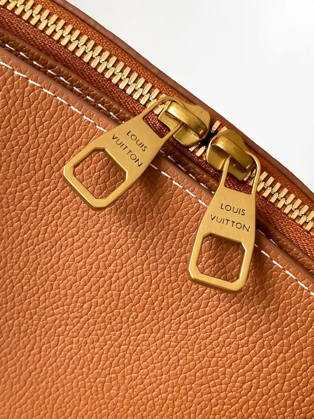 p650💰 顶级原单 动态163 M26688棕色 M26257黑色以2000年代初的Alma Horizontal为灵感，在Low Key系列中新推出的双层毛衣。采用了季节特有的牛仔色调的花生牛皮材质。采用了签名手帕等黄金颜色的硬件装饰的安全拉链型轮廓。不仅笔记本电脑，还可轻松收纳日常必需品。可拆卸的单格口袋。
43.尺寸：5 x 26.5 x 14.5厘米
（长度x高度x宽度）
古铜色
小牛皮
卡夫斯金皮革修整
小牛皮及织物内衬
带有Ageed Gold色彩的硬件
拉链式锁定装置
内侧有一个双平口袋
一个可拆卸的单色标志口袋
物品清单：13英寸笔记本电脑、智能手机、耳机、克莱曼斯钱包、书籍、钥匙、太阳镜
把手：简约版X2 