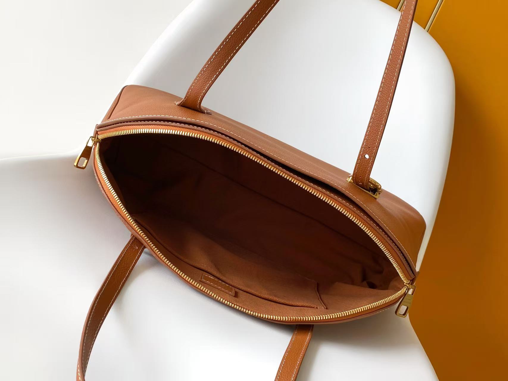 p650💰 顶级原单 动态163 M26688棕色 M26257黑色以2000年代初的Alma Horizontal为灵感，在Low Key系列中新推出的双层毛衣。采用了季节特有的牛仔色调的花生牛皮材质。采用了签名手帕等黄金颜色的硬件装饰的安全拉链型轮廓。不仅笔记本电脑，还可轻松收纳日常必需品。可拆卸的单格口袋。
43.尺寸：5 x 26.5 x 14.5厘米
（长度x高度x宽度）
古铜色
小牛皮
卡夫斯金皮革修整
小牛皮及织物内衬
带有Ageed Gold色彩的硬件
拉链式锁定装置
内侧有一个双平口袋
一个可拆卸的单色标志口袋
物品清单：13英寸笔记本电脑、智能手机、耳机、克莱曼斯钱包、书籍、钥匙、太阳镜
把手：简约版X2 