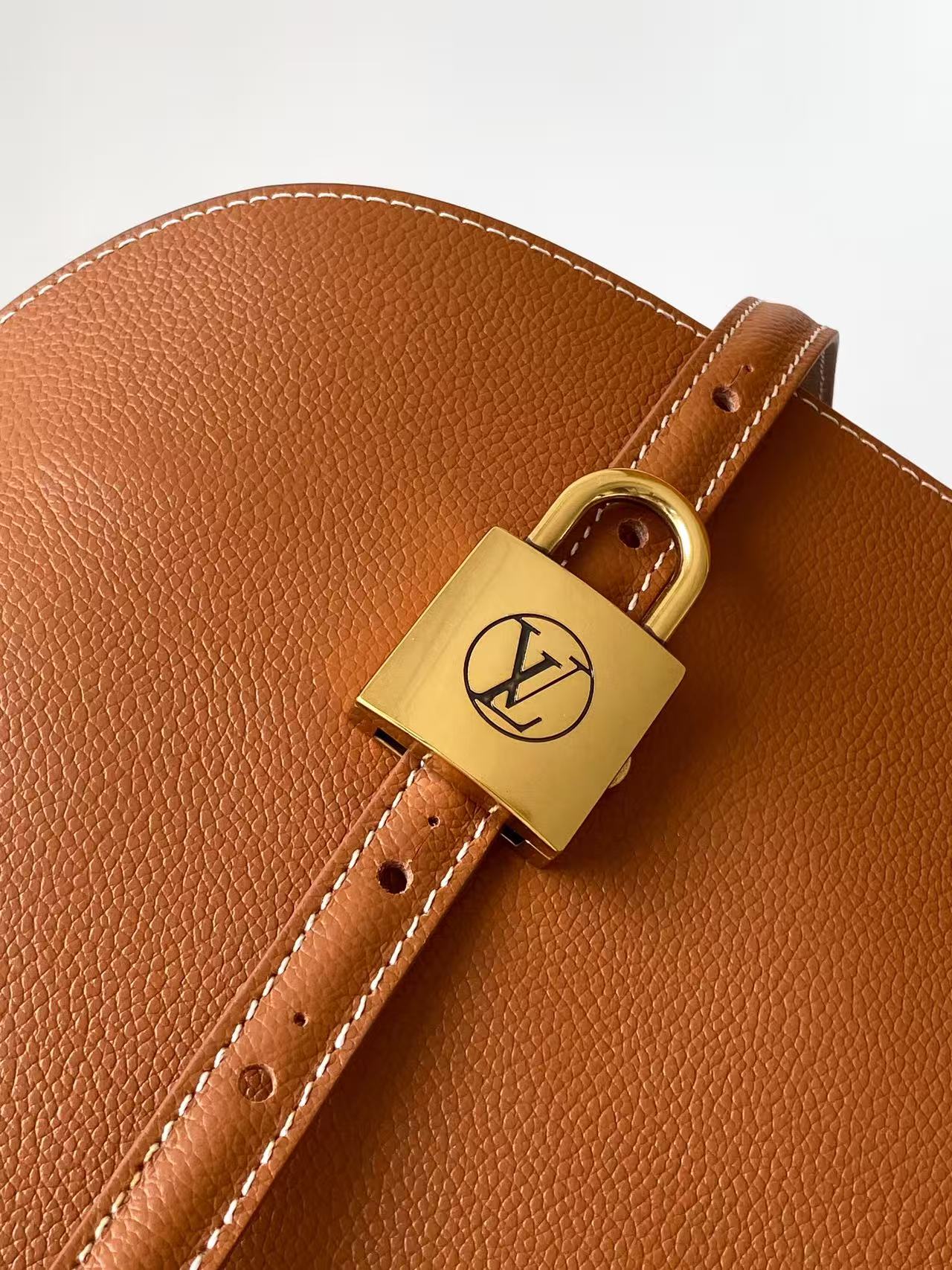 p650💰 顶级原单 动态163 M26688棕色 M26257黑色以2000年代初的Alma Horizontal为灵感，在Low Key系列中新推出的双层毛衣。采用了季节特有的牛仔色调的花生牛皮材质。采用了签名手帕等黄金颜色的硬件装饰的安全拉链型轮廓。不仅笔记本电脑，还可轻松收纳日常必需品。可拆卸的单格口袋。
43.尺寸：5 x 26.5 x 14.5厘米
（长度x高度x宽度）
古铜色
小牛皮
卡夫斯金皮革修整
小牛皮及织物内衬
带有Ageed Gold色彩的硬件
拉链式锁定装置
内侧有一个双平口袋
一个可拆卸的单色标志口袋
物品清单：13英寸笔记本电脑、智能手机、耳机、克莱曼斯钱包、书籍、钥匙、太阳镜
把手：简约版X2 