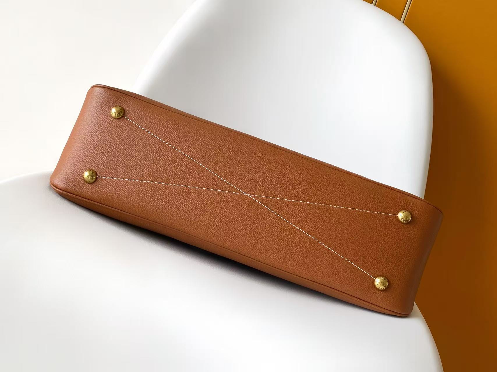 p650💰 顶级原单 动态163 M26688棕色 M26257黑色以2000年代初的Alma Horizontal为灵感，在Low Key系列中新推出的双层毛衣。采用了季节特有的牛仔色调的花生牛皮材质。采用了签名手帕等黄金颜色的硬件装饰的安全拉链型轮廓。不仅笔记本电脑，还可轻松收纳日常必需品。可拆卸的单格口袋。
43.尺寸：5 x 26.5 x 14.5厘米
（长度x高度x宽度）
古铜色
小牛皮
卡夫斯金皮革修整
小牛皮及织物内衬
带有Ageed Gold色彩的硬件
拉链式锁定装置
内侧有一个双平口袋
一个可拆卸的单色标志口袋
物品清单：13英寸笔记本电脑、智能手机、耳机、克莱曼斯钱包、书籍、钥匙、太阳镜
把手：简约版X2 