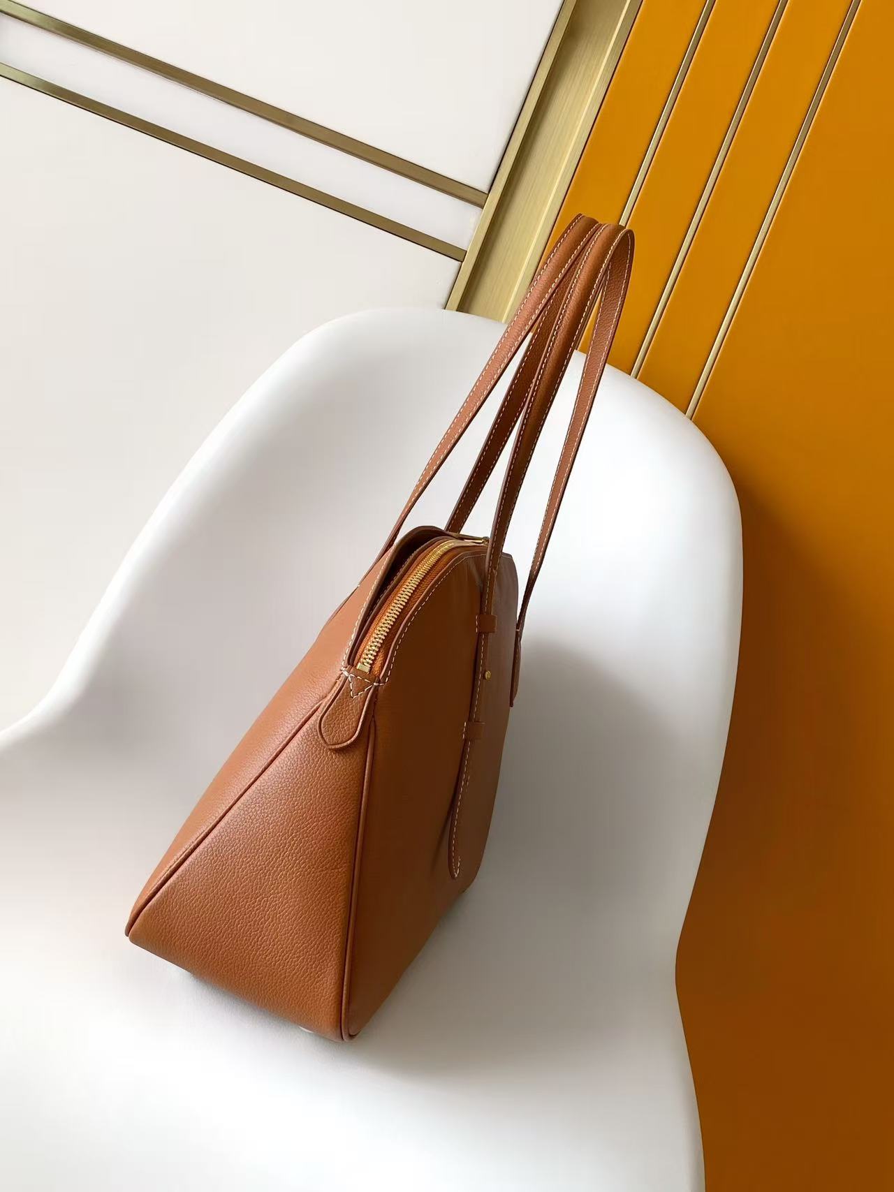 p650💰 顶级原单 动态163 M26688棕色 M26257黑色以2000年代初的Alma Horizontal为灵感，在Low Key系列中新推出的双层毛衣。采用了季节特有的牛仔色调的花生牛皮材质。采用了签名手帕等黄金颜色的硬件装饰的安全拉链型轮廓。不仅笔记本电脑，还可轻松收纳日常必需品。可拆卸的单格口袋。
43.尺寸：5 x 26.5 x 14.5厘米
（长度x高度x宽度）
古铜色
小牛皮
卡夫斯金皮革修整
小牛皮及织物内衬
带有Ageed Gold色彩的硬件
拉链式锁定装置
内侧有一个双平口袋
一个可拆卸的单色标志口袋
物品清单：13英寸笔记本电脑、智能手机、耳机、克莱曼斯钱包、书籍、钥匙、太阳镜
把手：简约版X2 