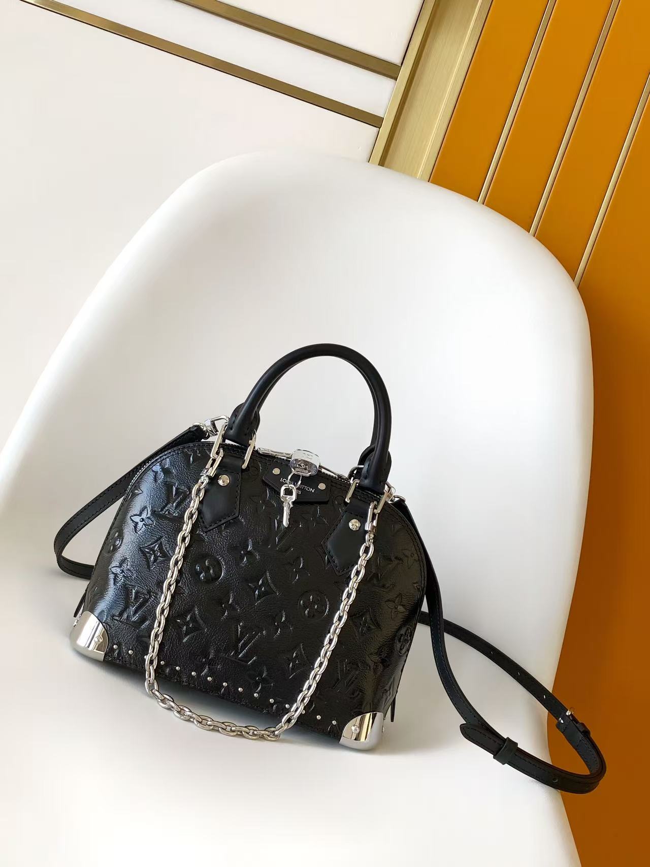 p830💰 顶级原单 动态163 M27812 这款 Alma BB 手袋呈现品牌的 Monogram Saga 标识，散发着复古气息与摇滚风范。它由牛皮革制成，饰以牛皮革饰边，并配有粗犷链条和标志性的 S-lock 锁扣，与金属包角相得益彰。有多种背携方式，内部空间可容纳日常所需。
19 x 11 x 22 厘米 
(高 x 宽 x 长度)
牛皮革牛皮革饰边织物内衬金属件拉链开合，配有挂锁和钥匙内贴袋可收纳 6.7 寸智能手机、耳机、Rosalie 零钱包、钥匙和口红
肩带：可拆卸，可调节
包带半长：50.0 厘米
包带半长可调至：66.0 厘米
链条：可拆卸
链条半长：22.0 厘米
手柄：双手柄