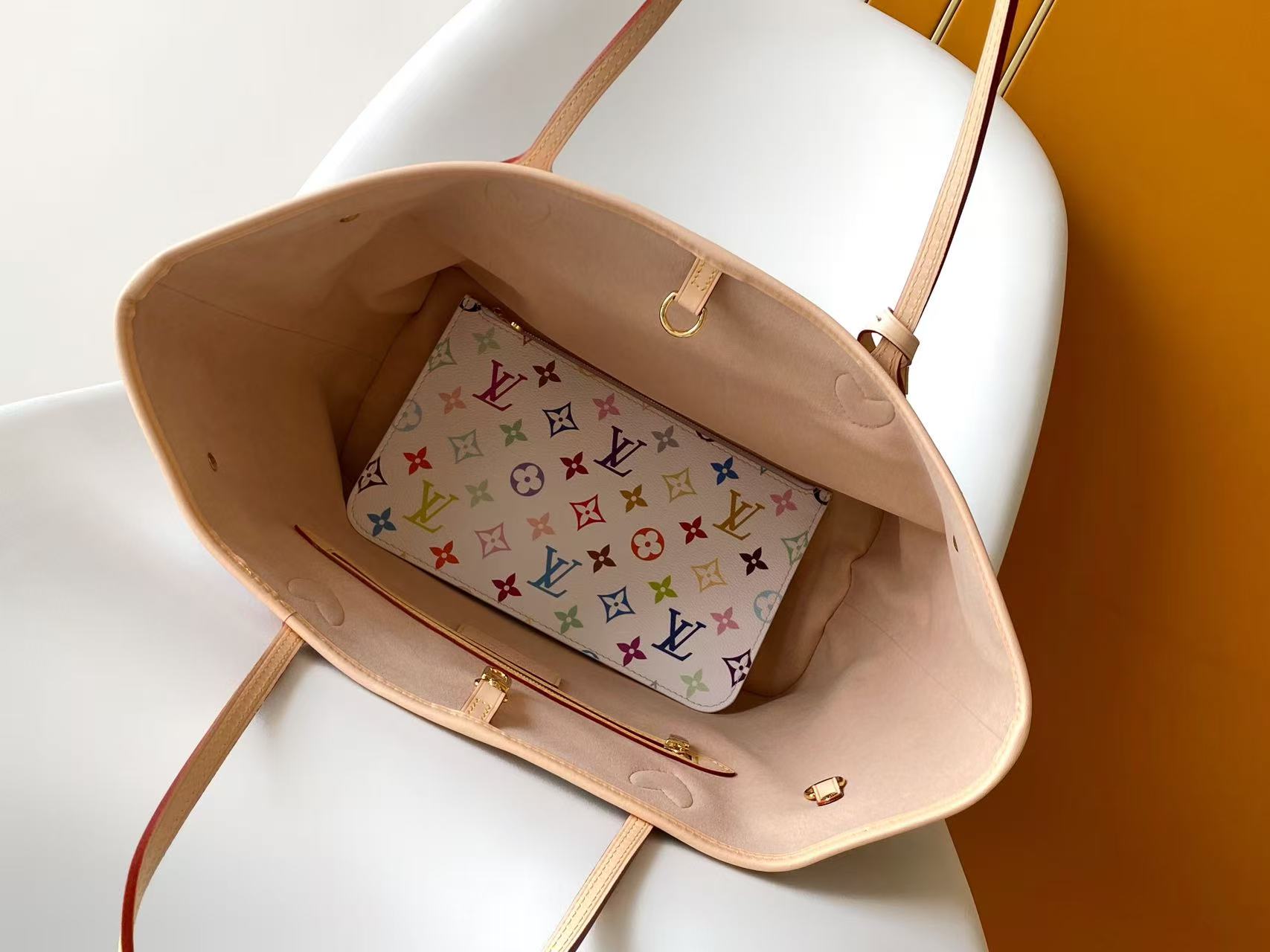 Louis Vuitton 本款 Neverfull 中号手袋取材出自路易威登 x 村上隆再版系列 选用缤纷 Monogram 涂层帆布塑造精巧构型