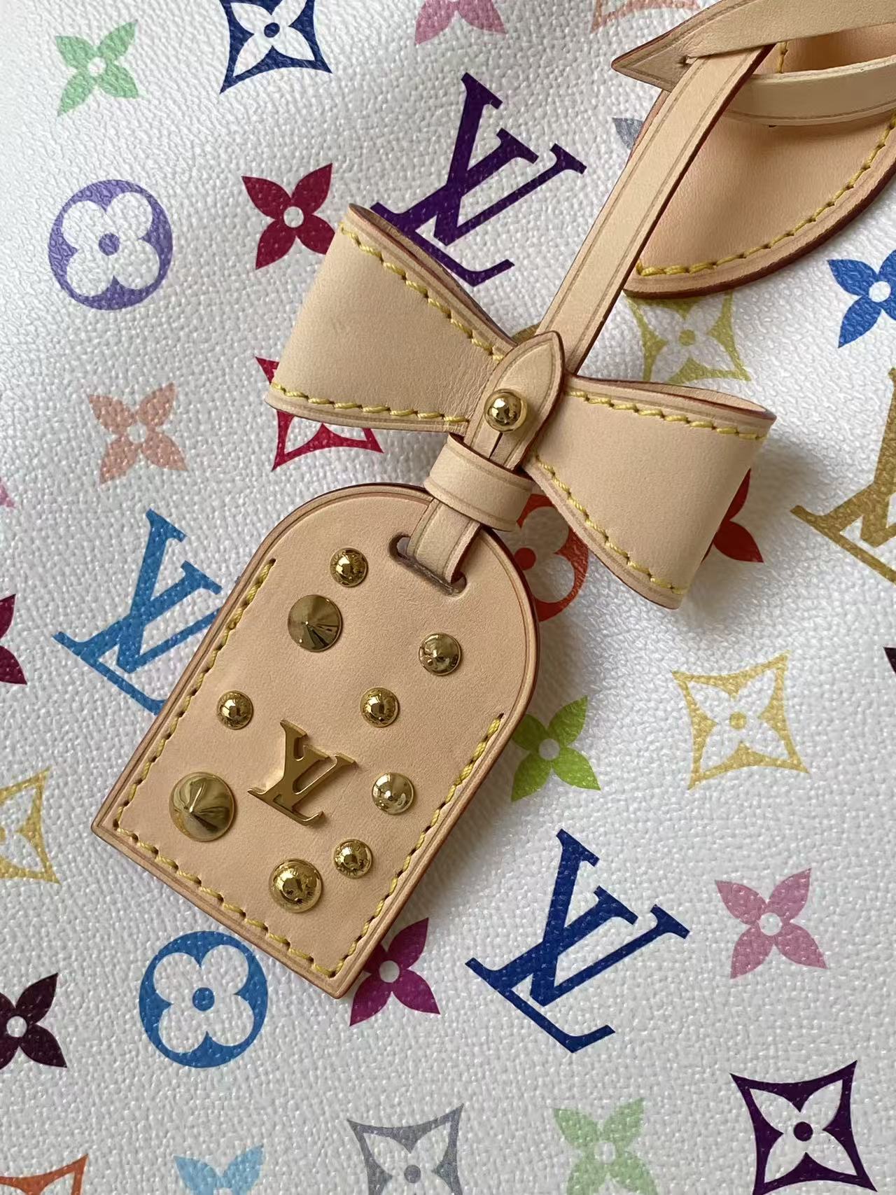Louis Vuitton 本款 Neverfull 中号手袋取材出自路易威登 x 村上隆再版系列 选用缤纷 Monogram 涂层帆布塑造精巧构型