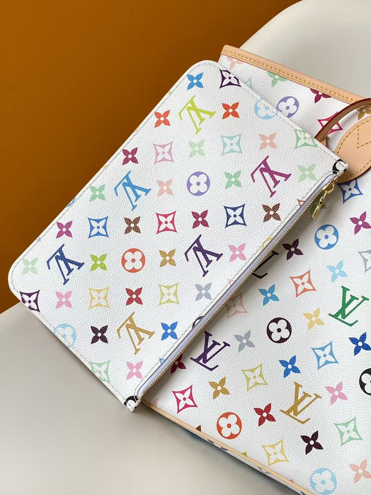 Louis Vuitton 本款 Neverfull 中号手袋取材出自路易威登 x 村上隆再版系列 选用缤纷 Monogram 涂层帆布塑造精巧构型