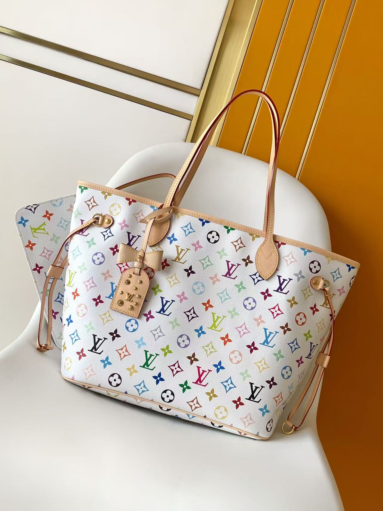 Louis Vuitton 本款 Neverfull 中号手袋取材出自路易威登 x 村上隆再版系列 选用缤纷 Monogram 涂层帆布塑造精巧构型