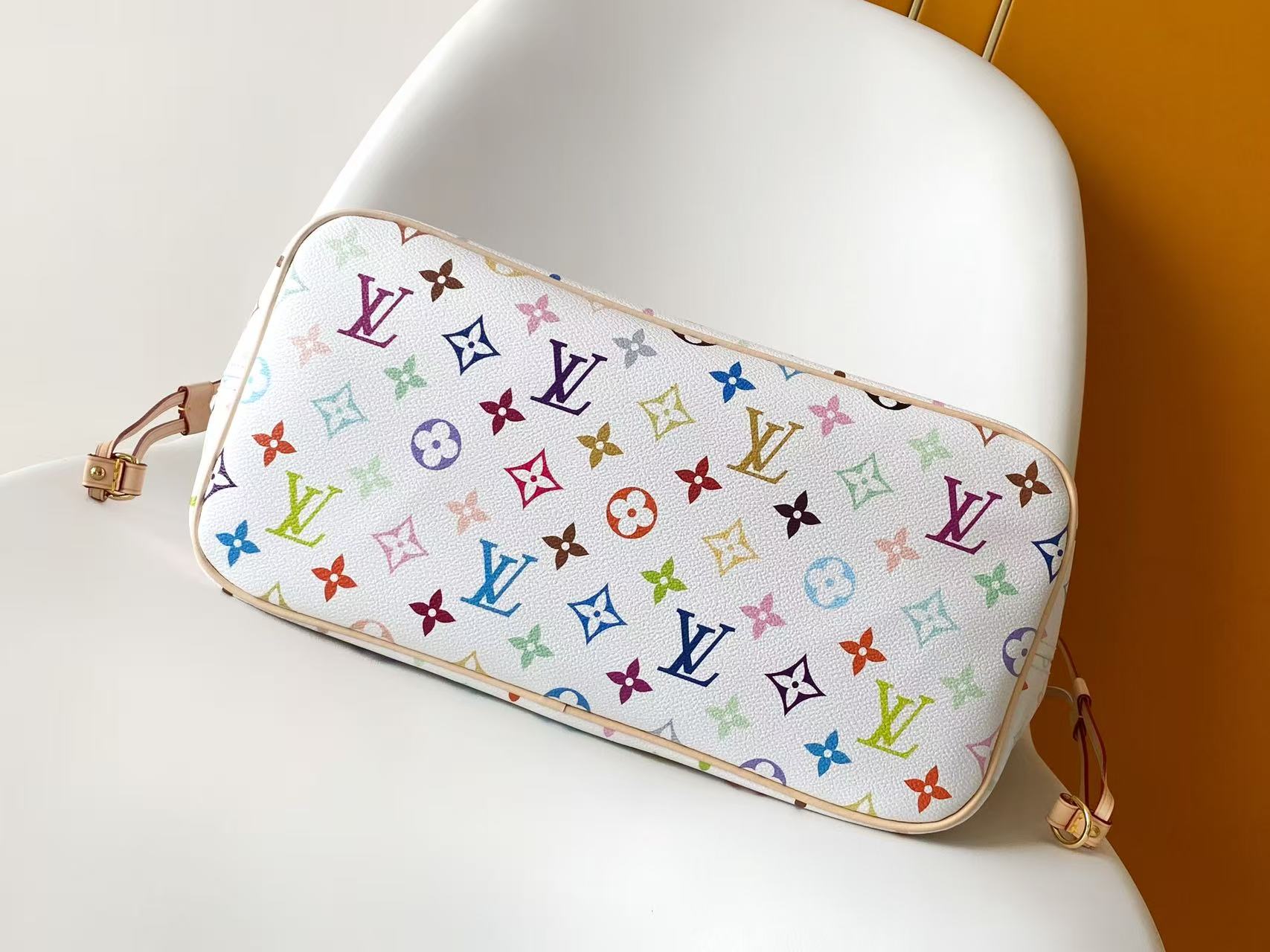 Louis Vuitton 本款 Neverfull 中号手袋取材出自路易威登 x 村上隆再版系列 选用缤纷 Monogram 涂层帆布塑造精巧构型