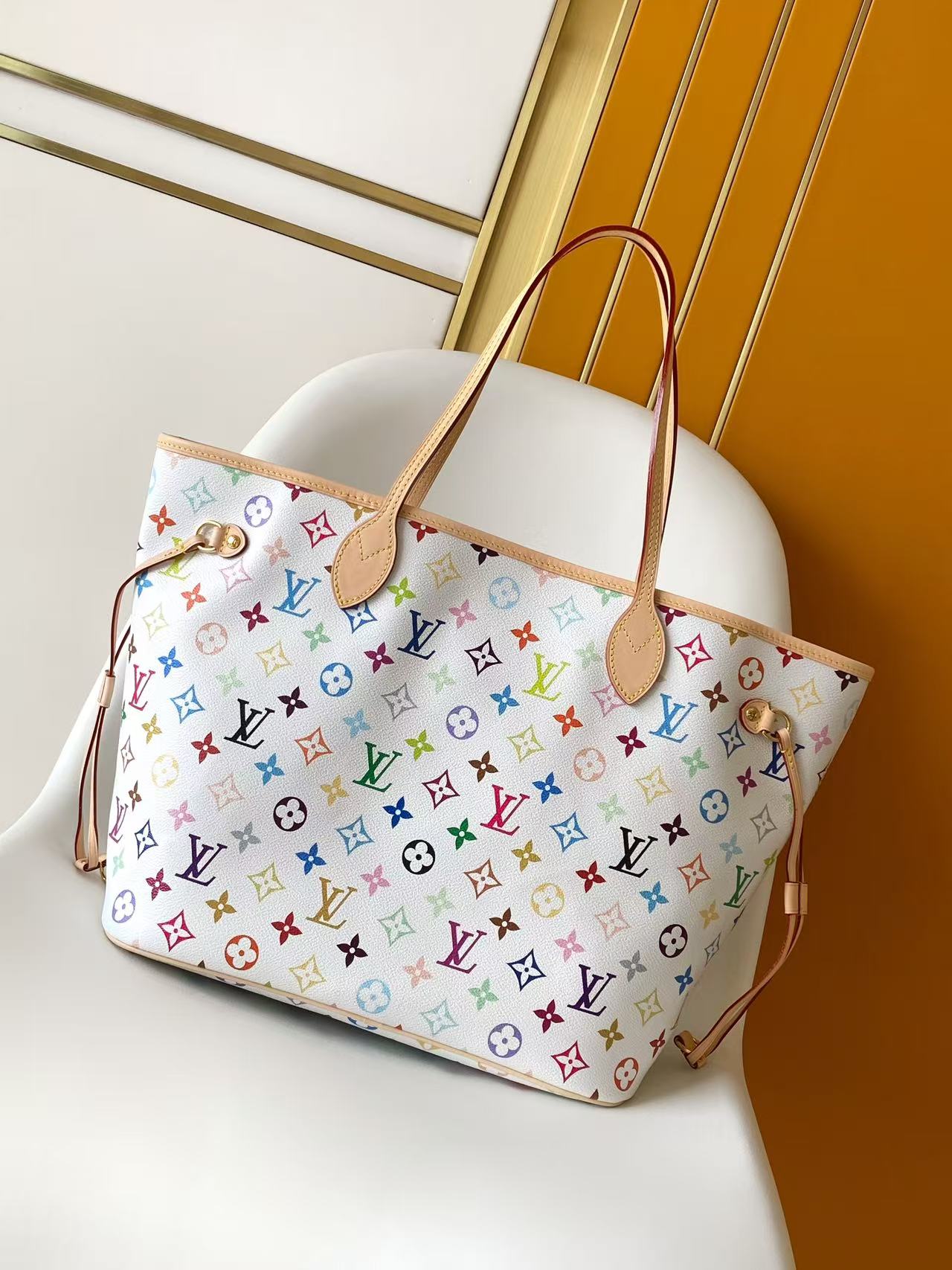 Louis Vuitton 本款 Neverfull 中号手袋取材出自路易威登 x 村上隆再版系列 选用缤纷 Monogram 涂层帆布塑造精巧构型