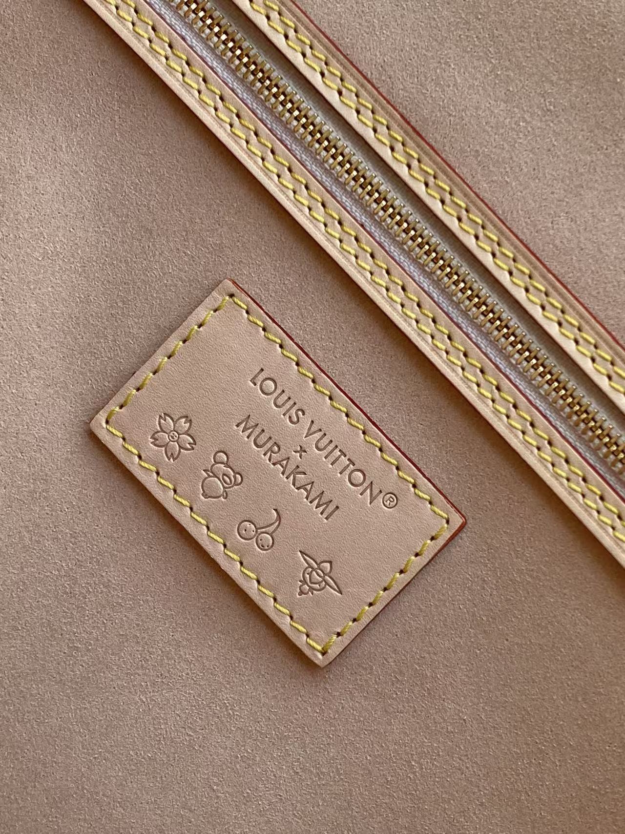 Louis Vuitton 本款 Neverfull 中号手袋取材出自路易威登 x 村上隆再版系列 选用缤纷 Monogram 涂层帆布塑造精巧构型